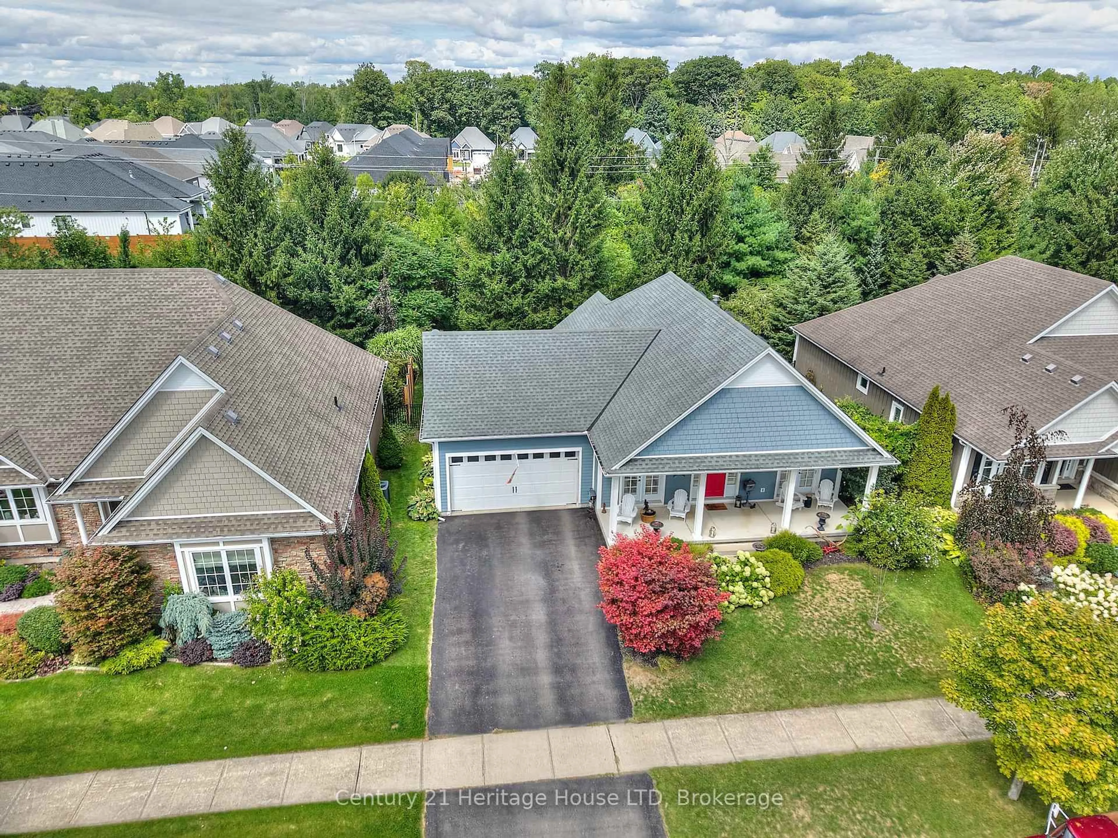 A pic from outside/outdoor area/front of a property/back of a property/a pic from drone, street for 32 Sunrise Crt, Fort Erie Ontario L0S 1N0