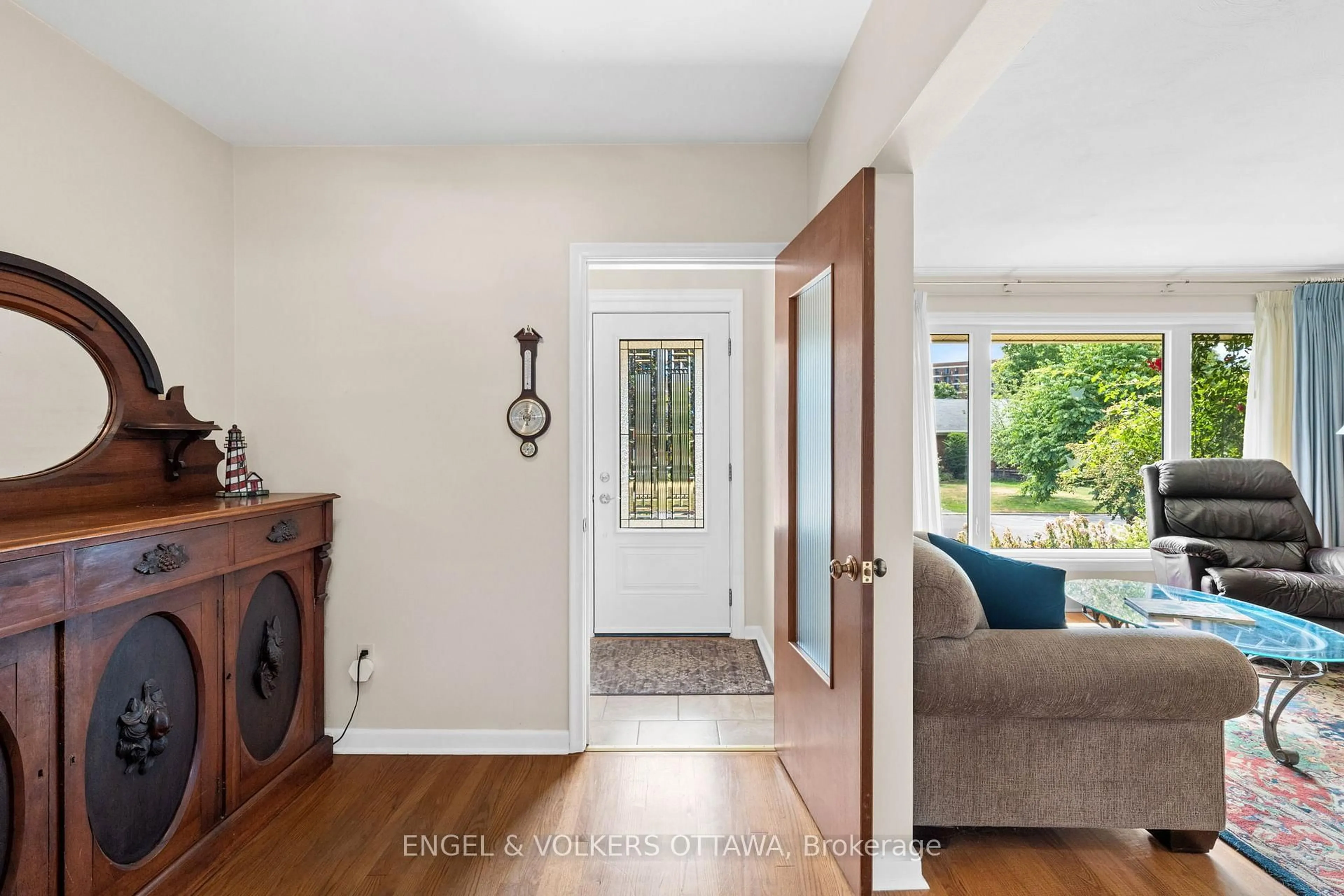 Indoor entryway for 1815 Paisley Ave, Ottawa Ontario K2C 1A7