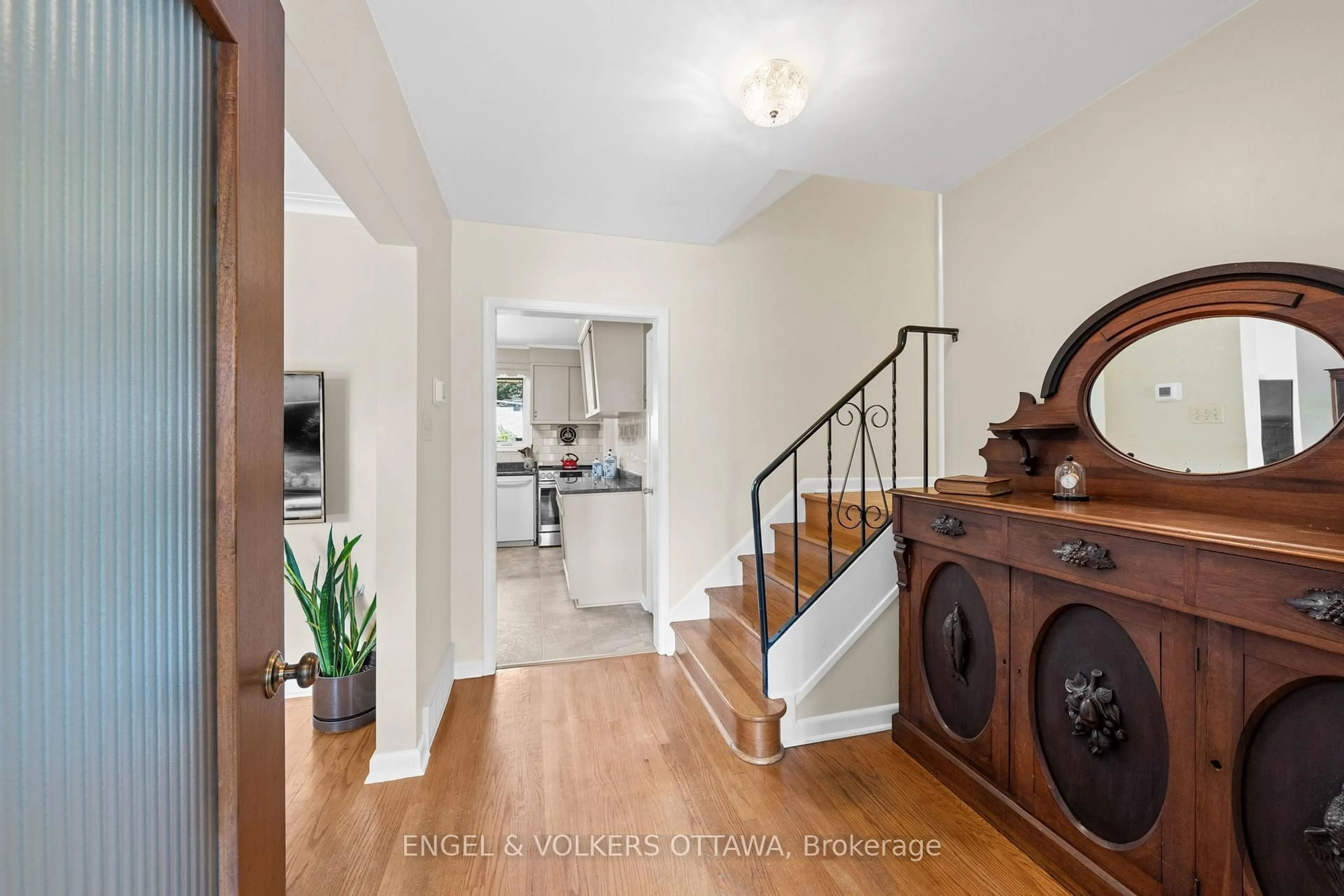Indoor entryway for 1815 Paisley Ave, Ottawa Ontario K2C 1A7