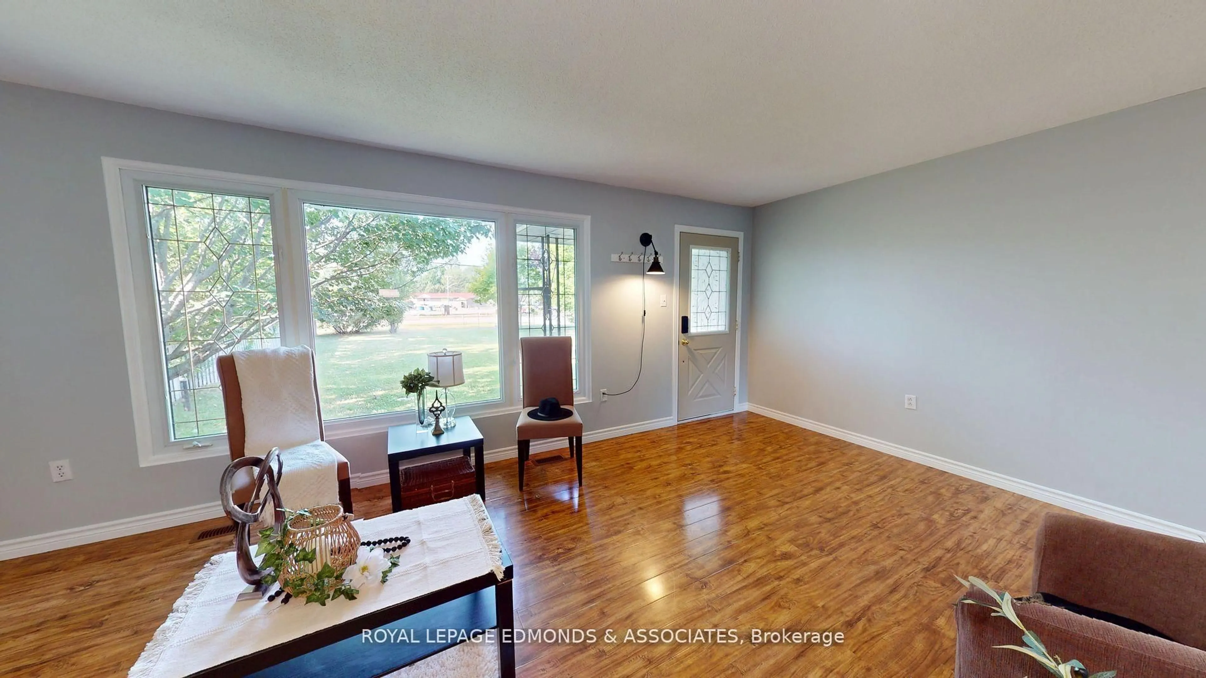 Living room with furniture, wood/laminate floor for 3283 Petawawa Blvd, Petawawa Ontario K8H 1X8