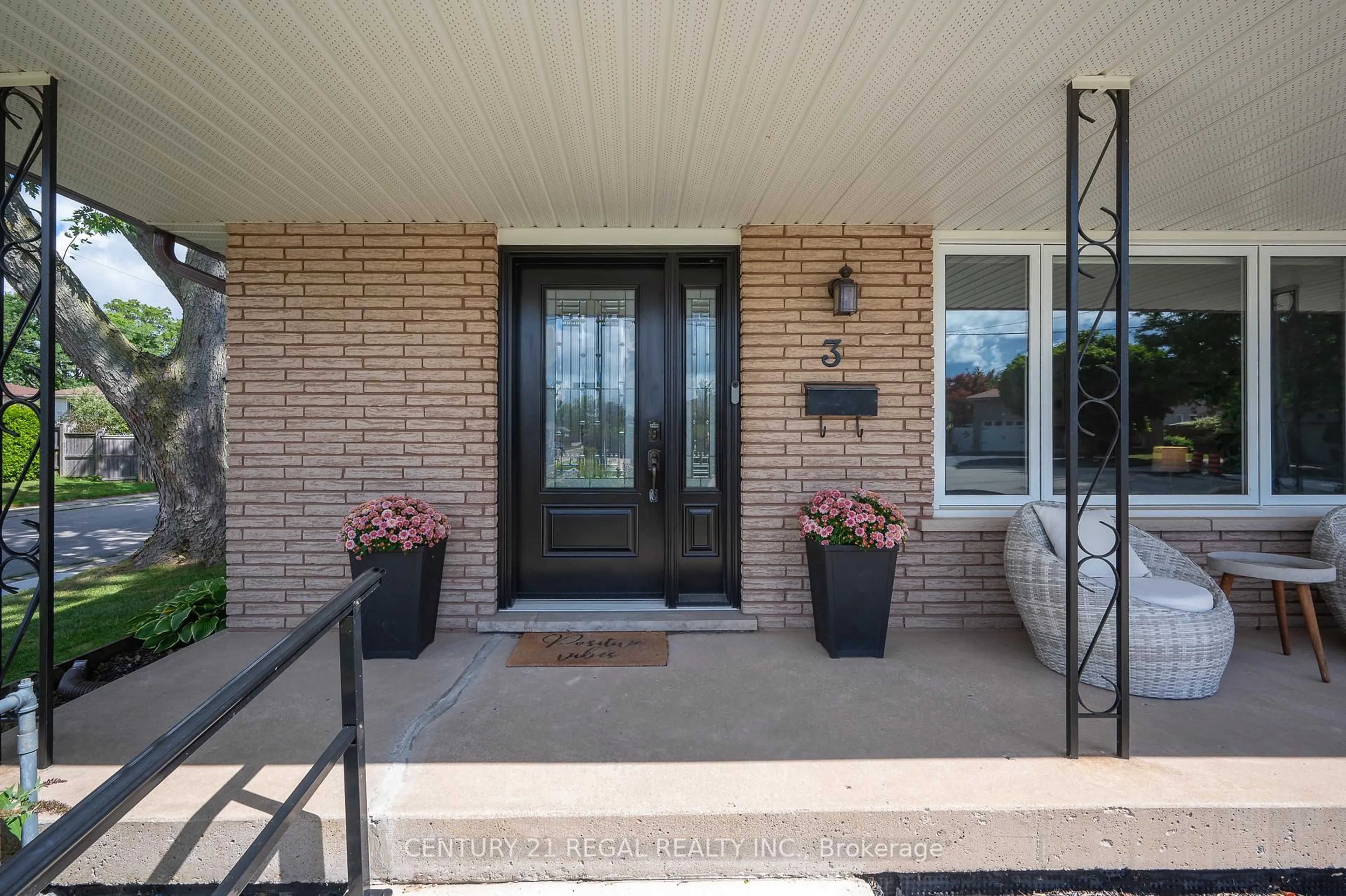 Indoor entryway for 3 Mentino Crt, Hamilton Ontario L8W 1Z5