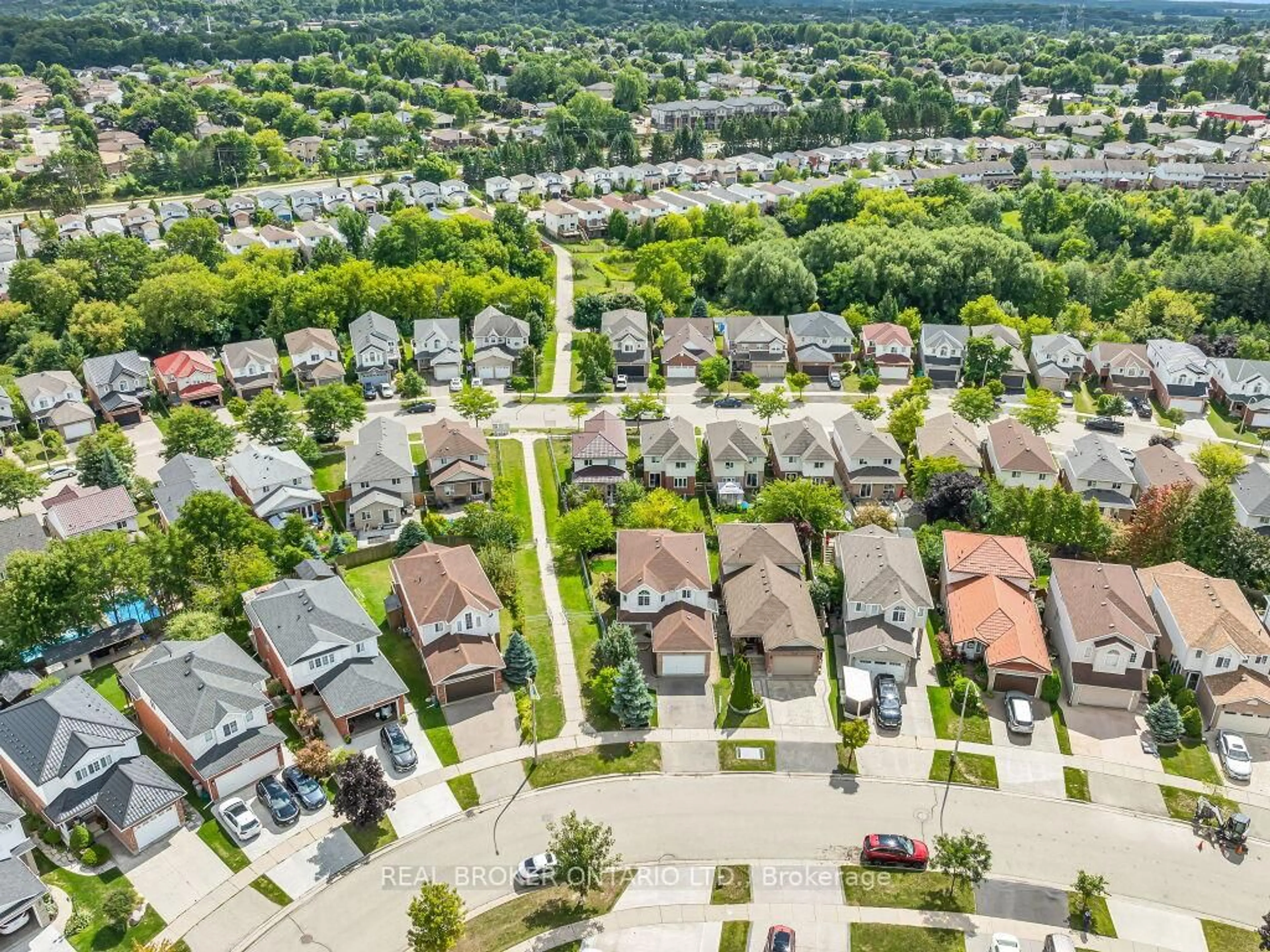 A pic from outside/outdoor area/front of a property/back of a property/a pic from drone, street for 141 Hollyridge Cres, Kitchener Ontario N2N 3L9