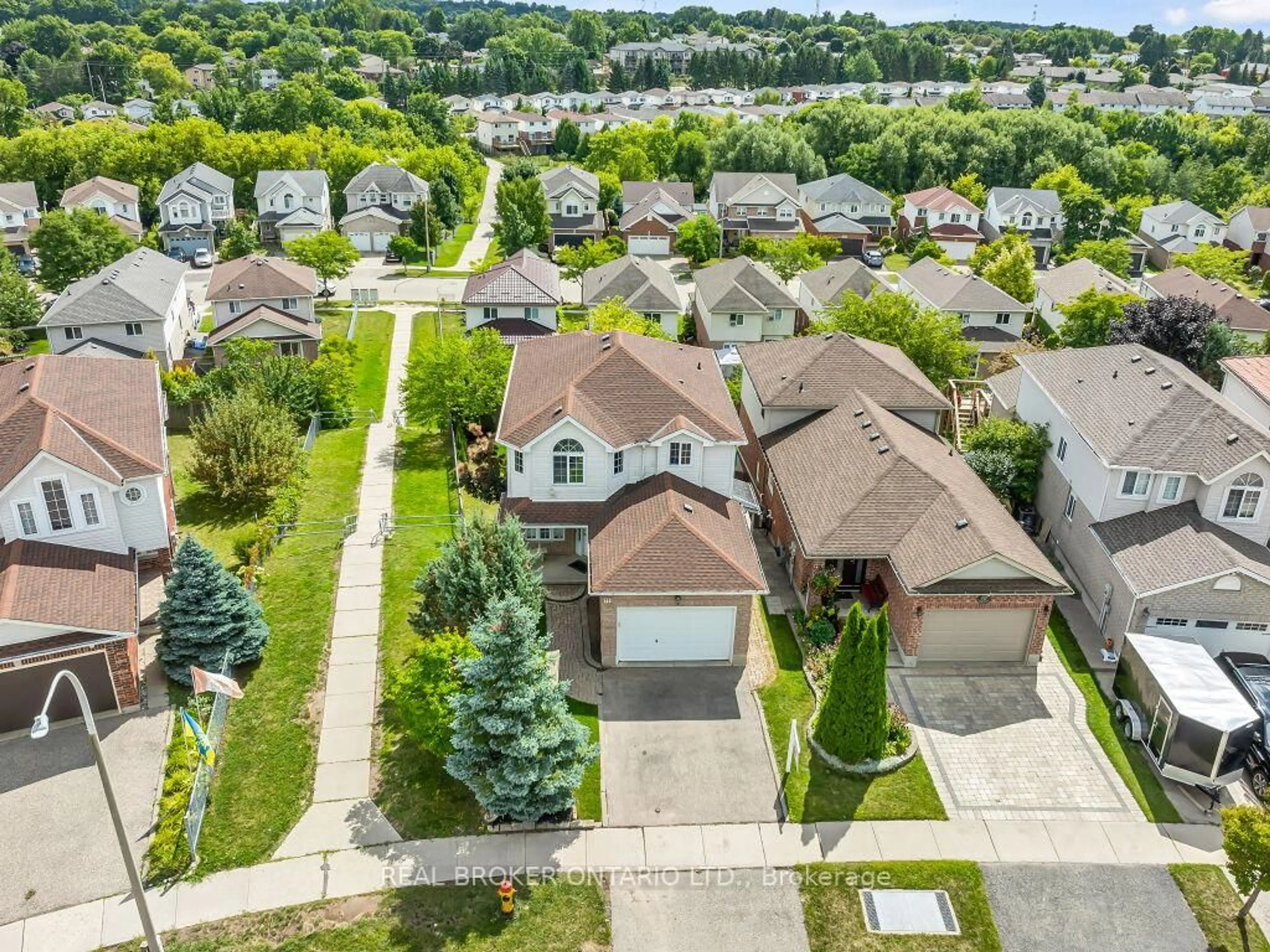 A pic from outside/outdoor area/front of a property/back of a property/a pic from drone, street for 141 Hollyridge Cres, Kitchener Ontario N2N 3L9
