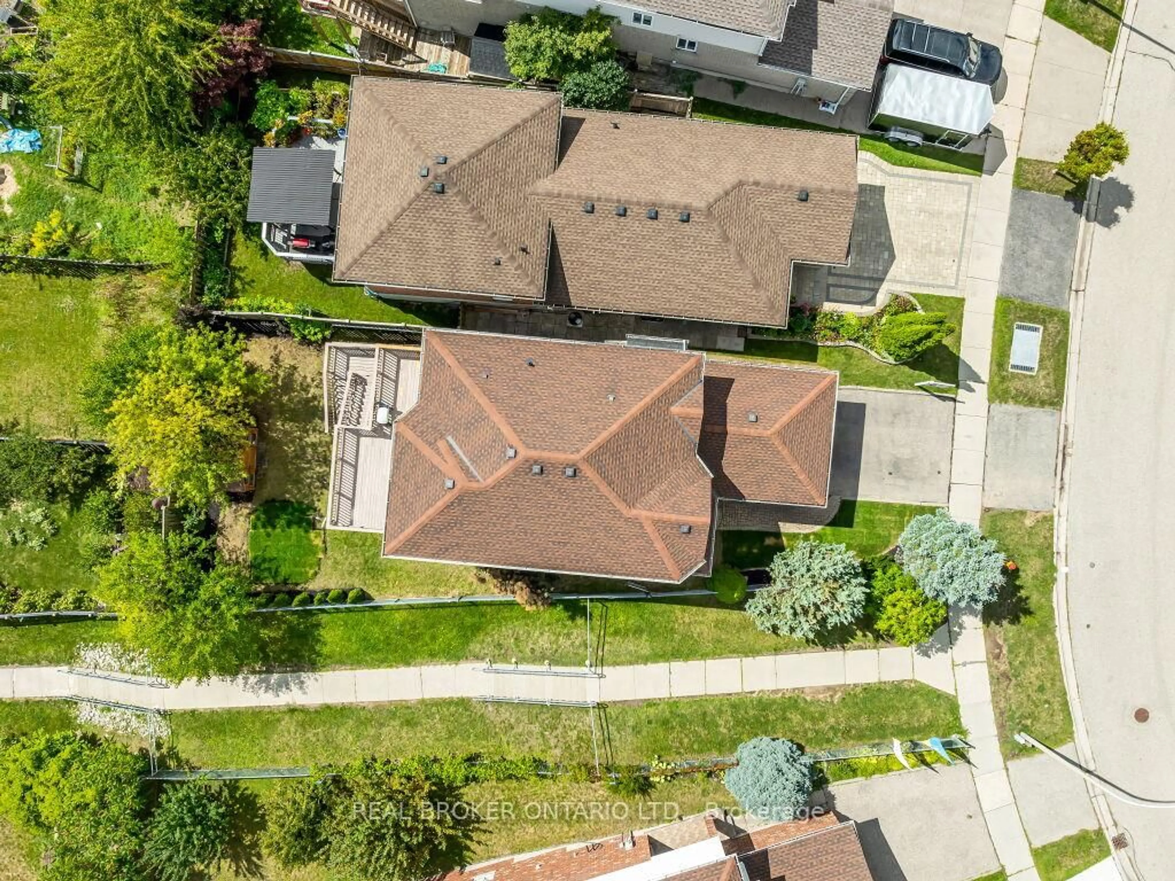 A pic from outside/outdoor area/front of a property/back of a property/a pic from drone, street for 141 Hollyridge Cres, Kitchener Ontario N2N 3L9