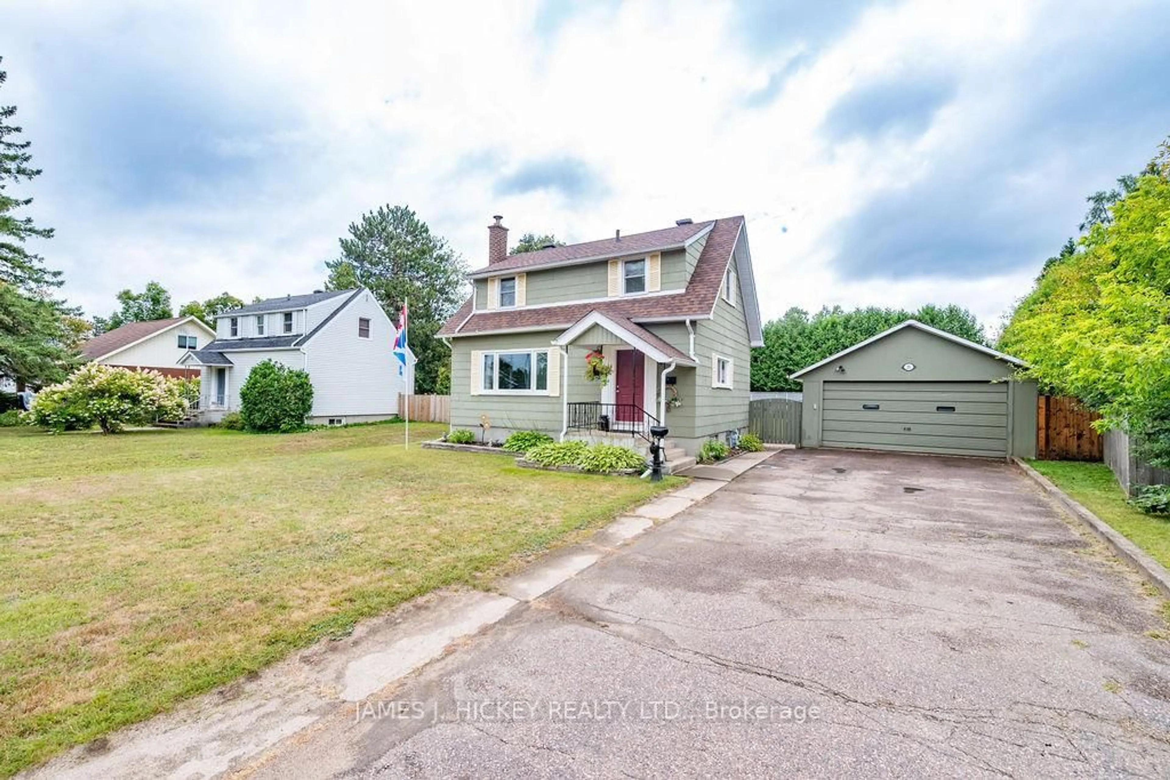 A pic from outside/outdoor area/front of a property/back of a property/a pic from drone, street for 25 Laurentian St, Deep River Ontario K0J 1P0