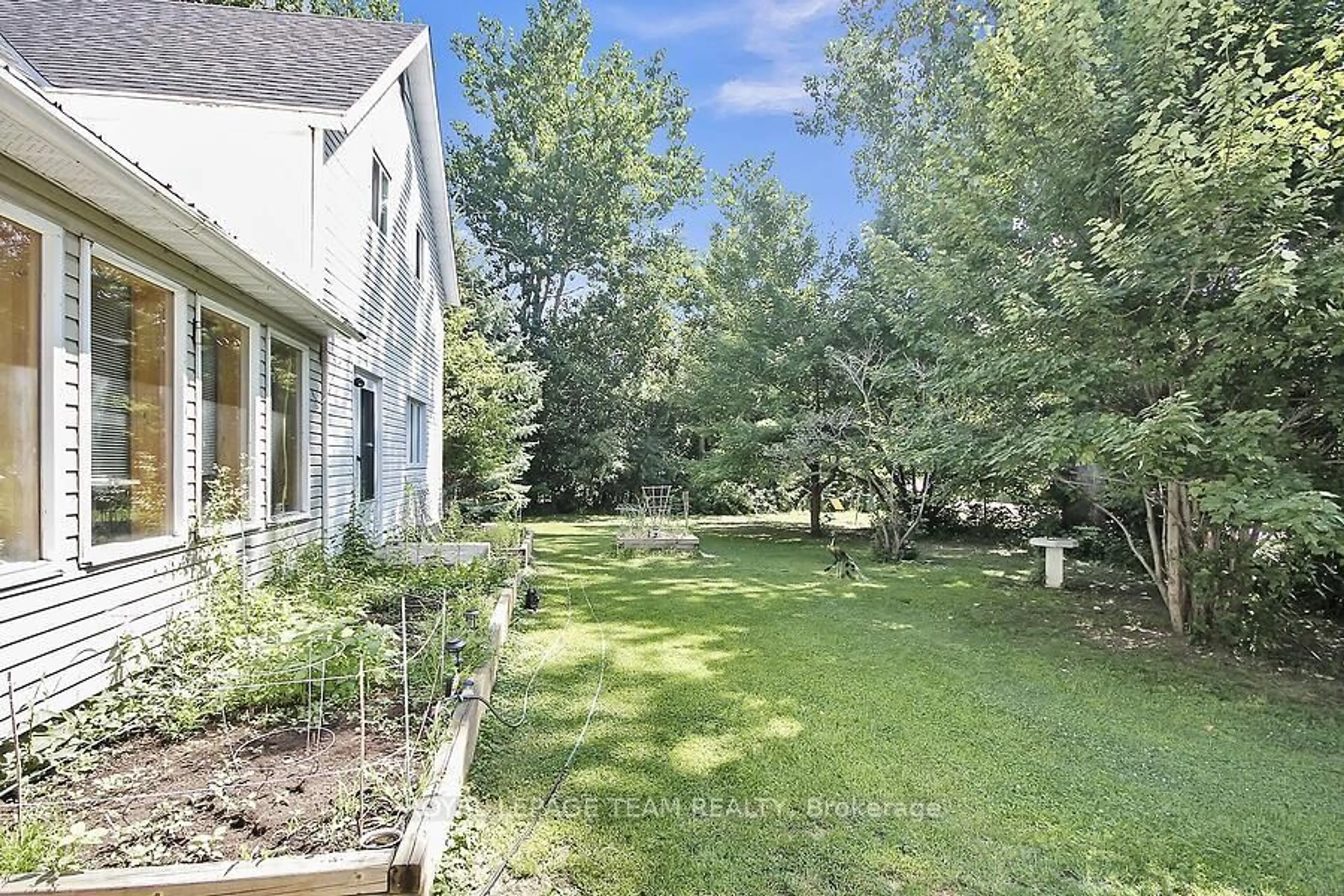 A pic from outside/outdoor area/front of a property/back of a property/a pic from drone, unknown for 1429 Balmoral Dr, Ottawa Ontario K1V 1H2