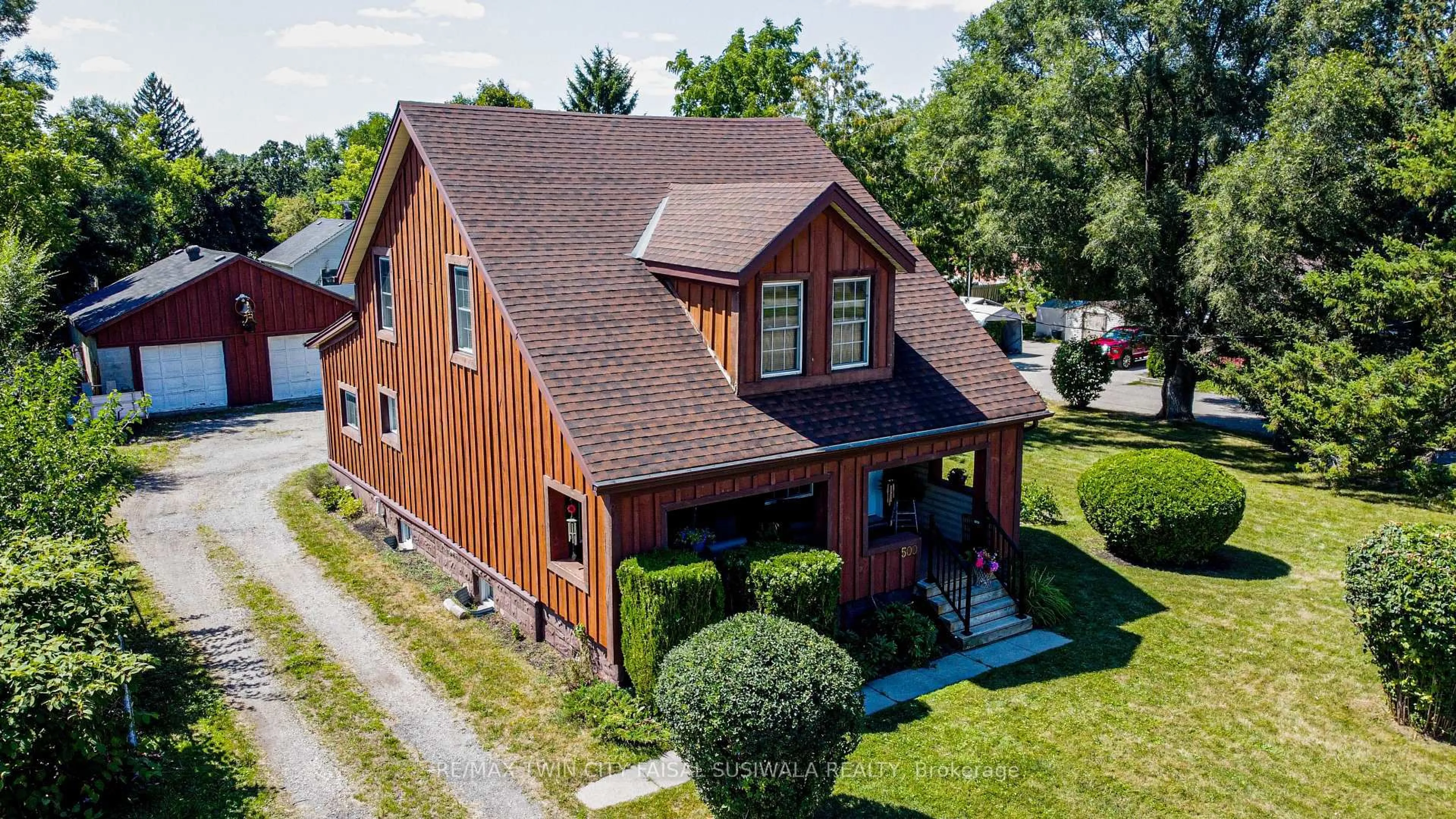 A pic from outside/outdoor area/front of a property/back of a property/a pic from drone, street for 500 DUNDAS St, Cambridge Ontario N1R 5S2