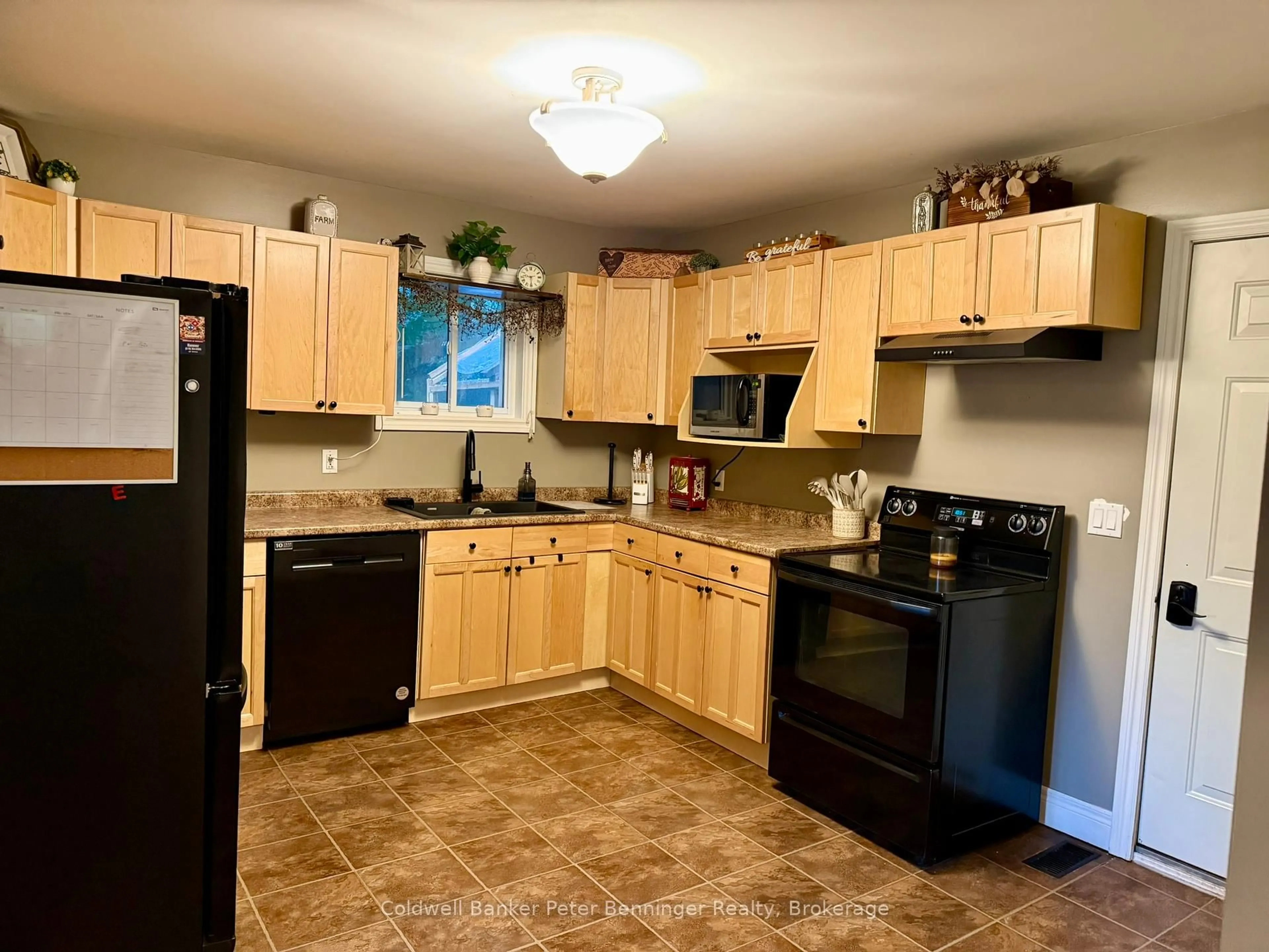 Standard kitchen, unknown for 26 Yonge St, Brockton Ontario N0G 2V0