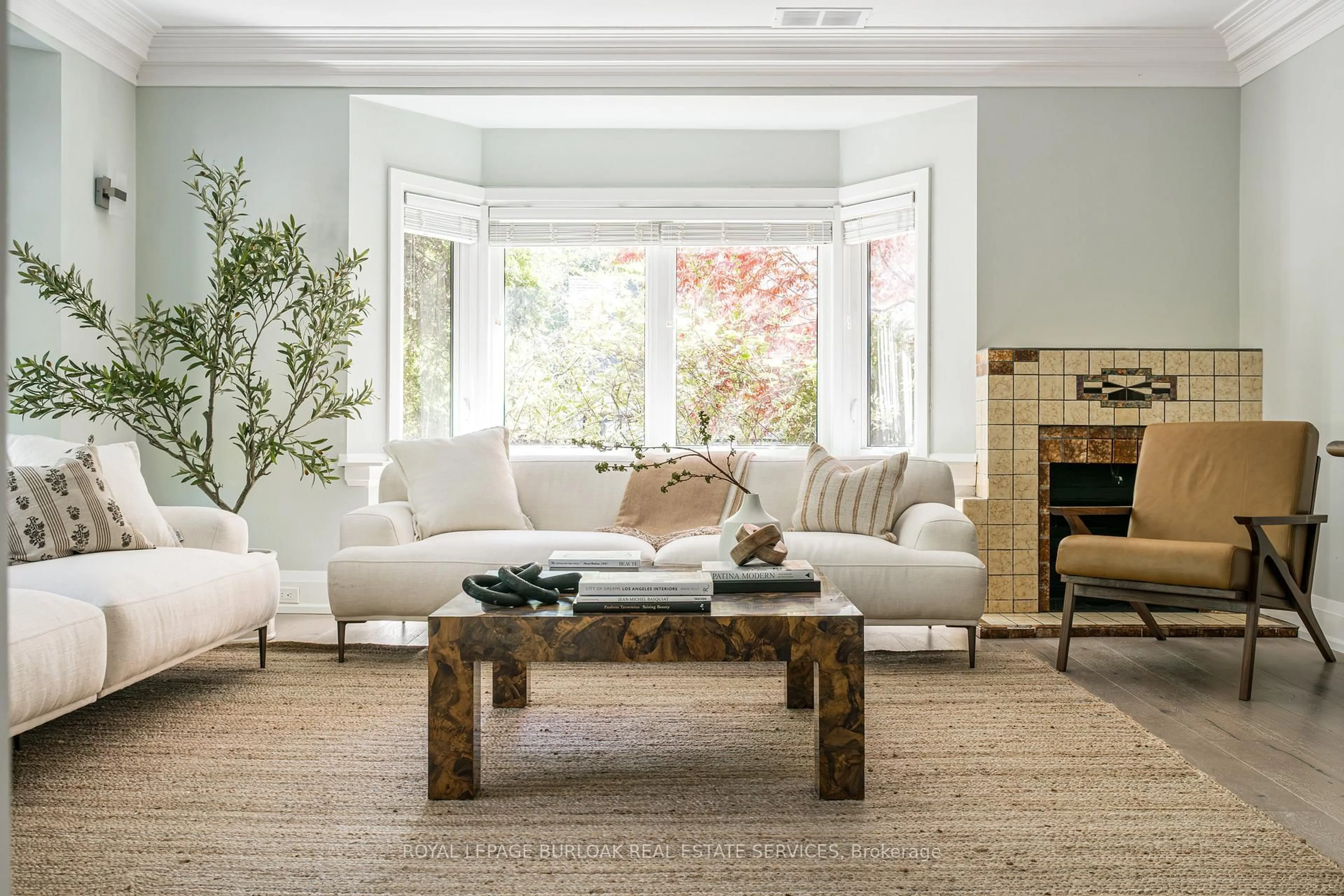 Living room with furniture, unknown for 3 Oakwood Pl, Hamilton Ontario L8S 4C9