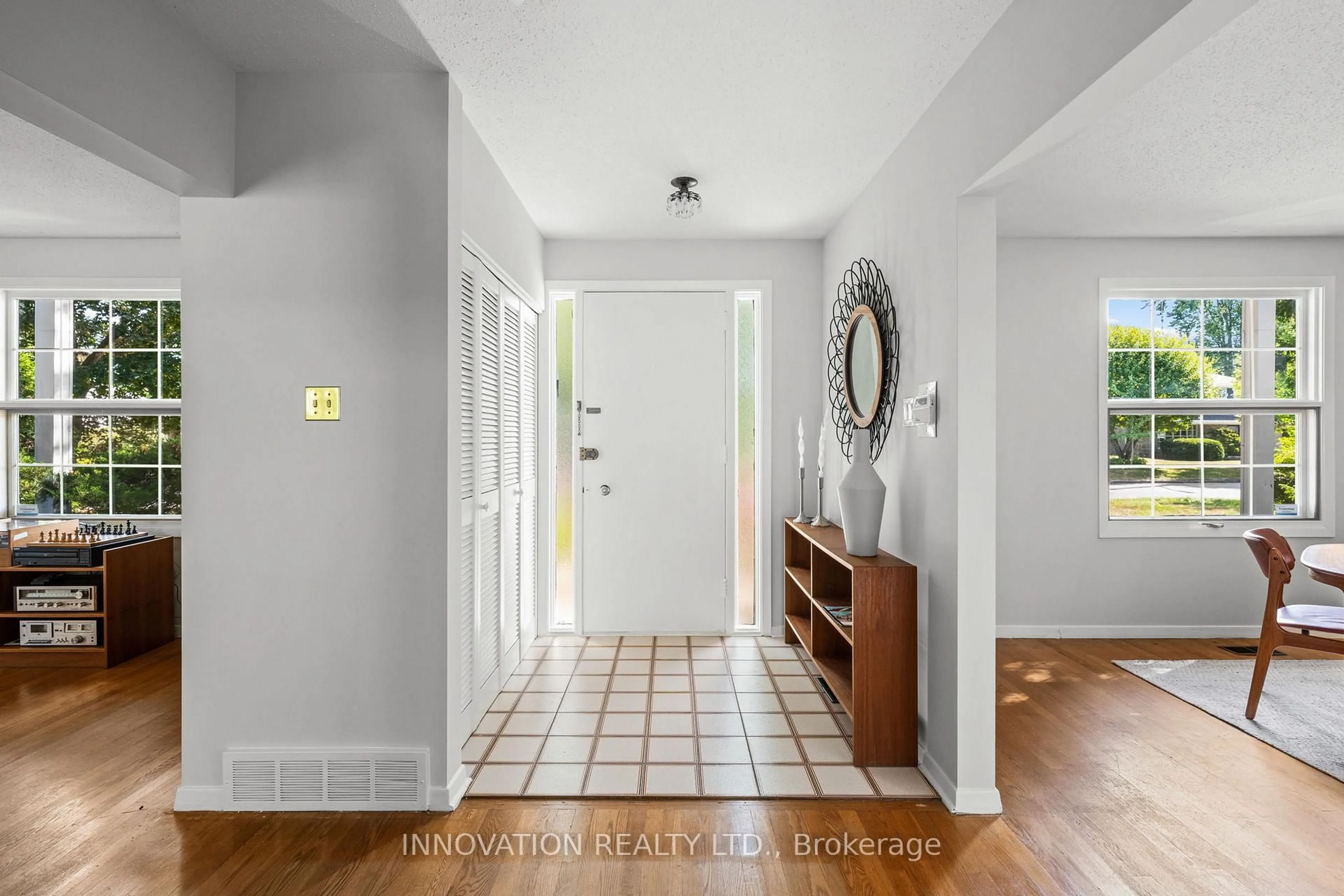 Indoor entryway for 1867 Dorset Dr, Ottawa Ontario K1H 5T9