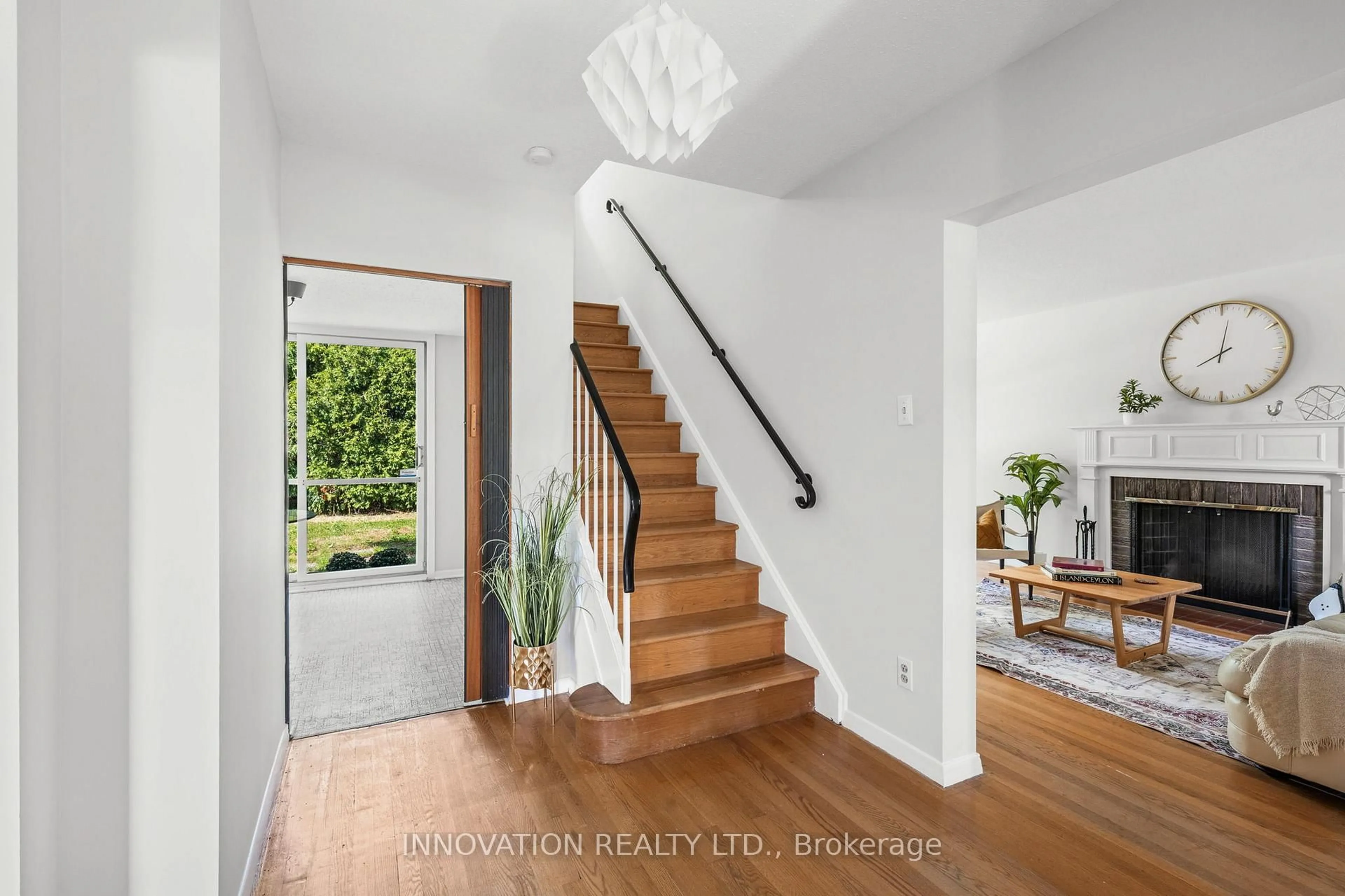 Indoor entryway for 1867 Dorset Dr, Ottawa Ontario K1H 5T9