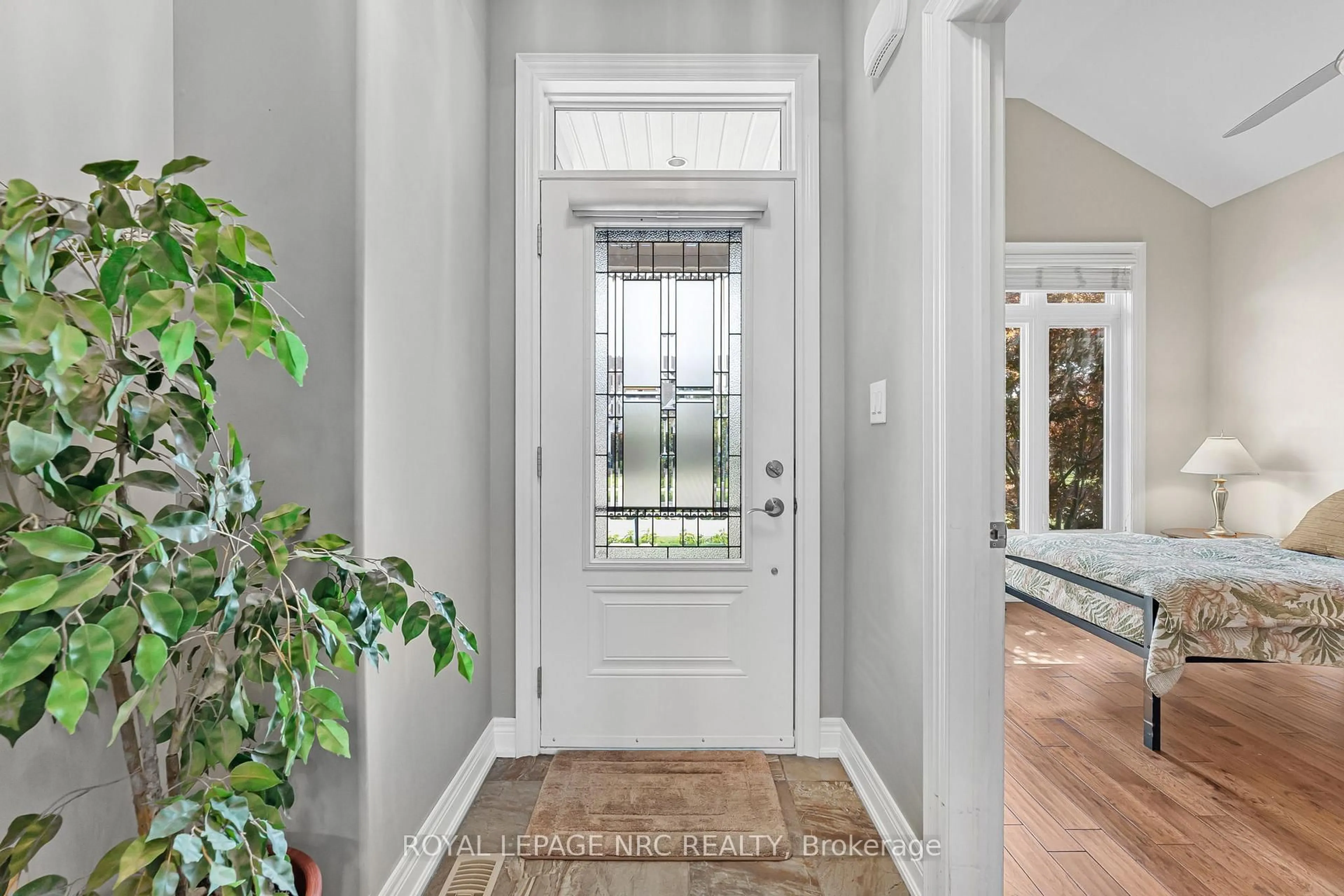 Indoor entryway for 79 Sunrise Crt, Fort Erie Ontario L0S 1N0