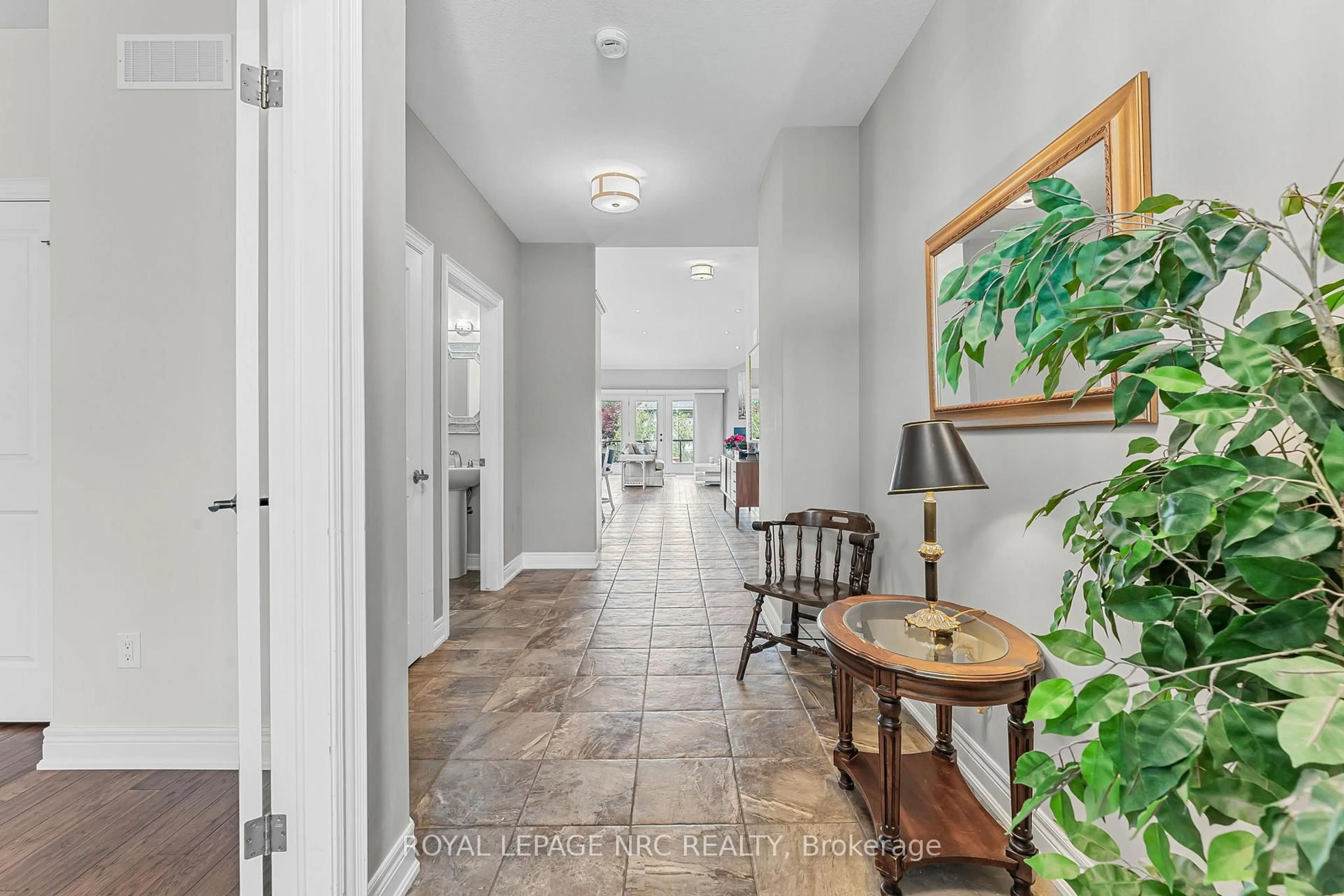 Indoor entryway for 79 Sunrise Crt, Fort Erie Ontario L0S 1N0