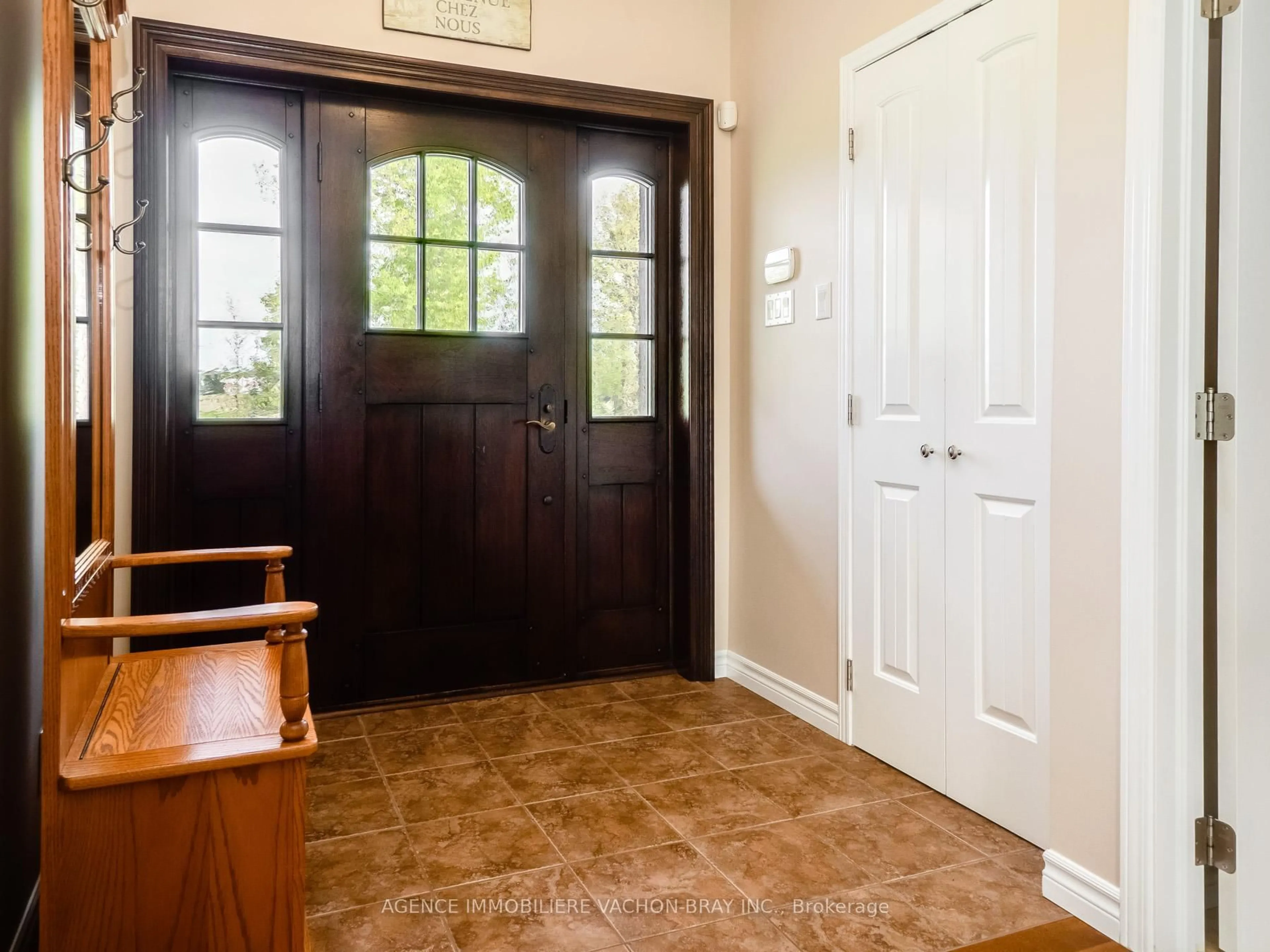 Indoor entryway for 18668 Concession 2 Rd, North Glengarry Ontario K0C 1B0