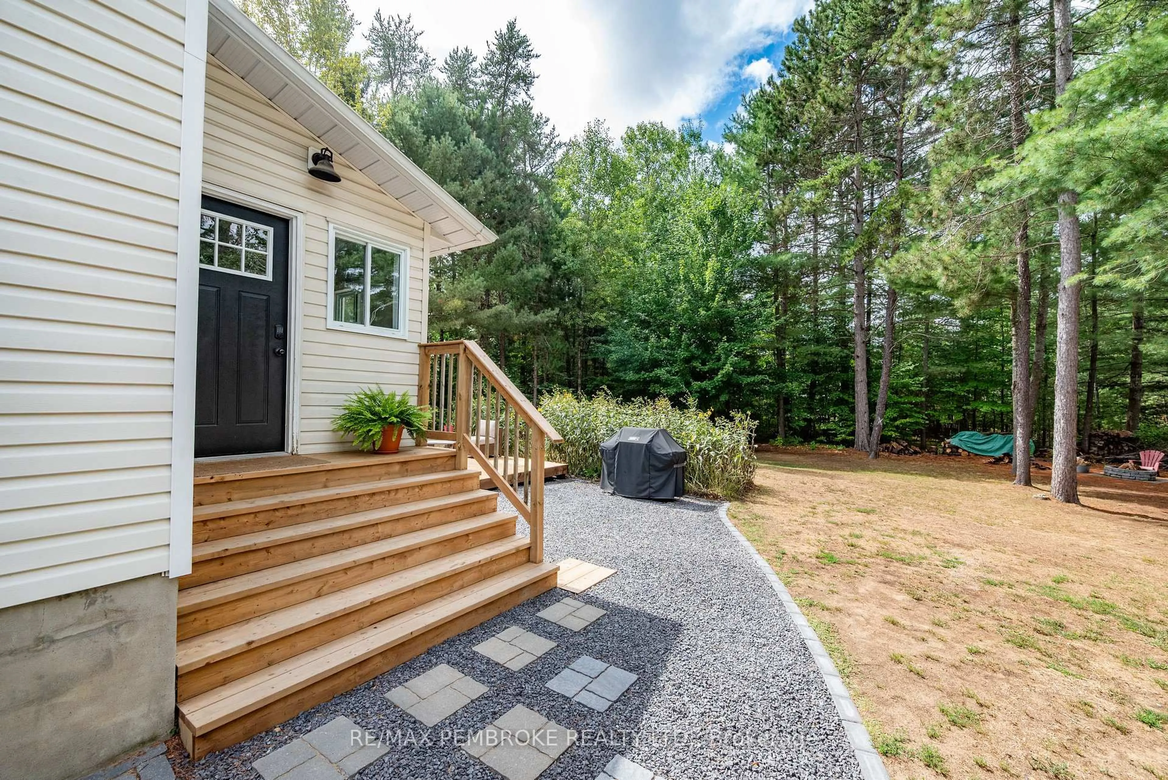 Home with vinyl exterior material, unknown for 5 Dennis Cres, Petawawa Ontario K8A 8P3