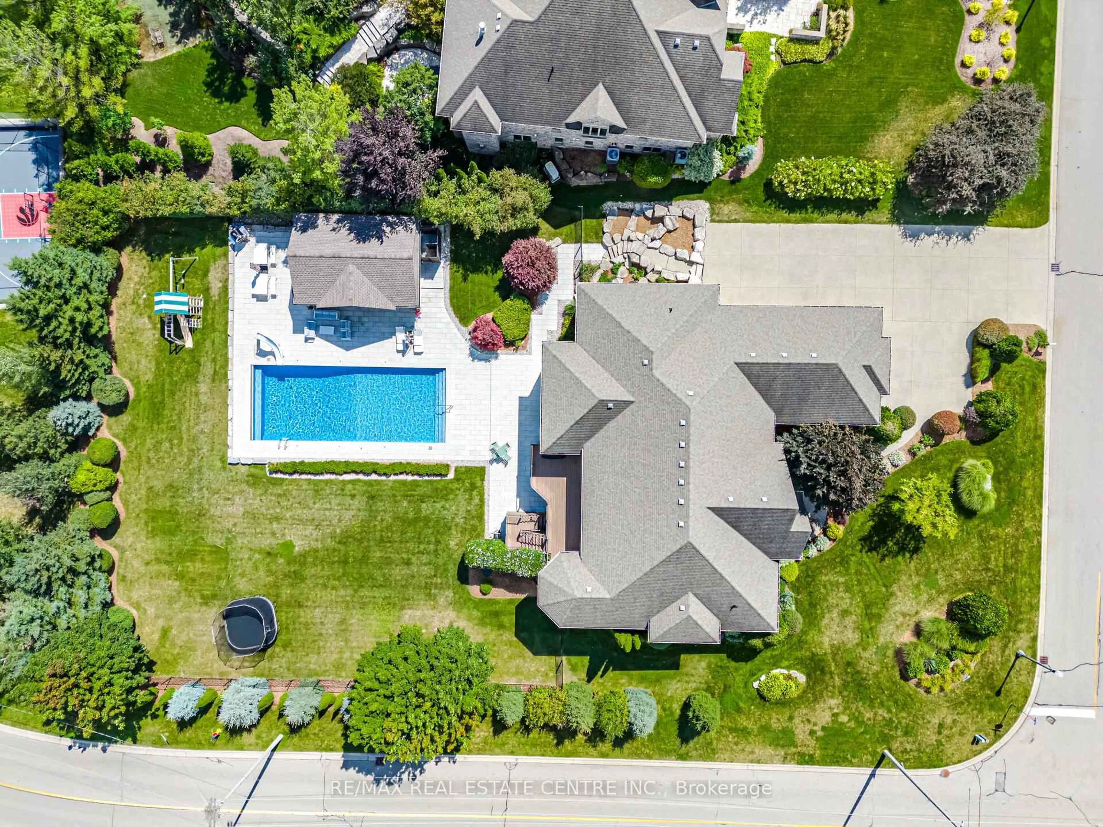 A pic from outside/outdoor area/front of a property/back of a property/a pic from drone, street for 86 Canters Clse, Kitchener Ontario N2C 2R3