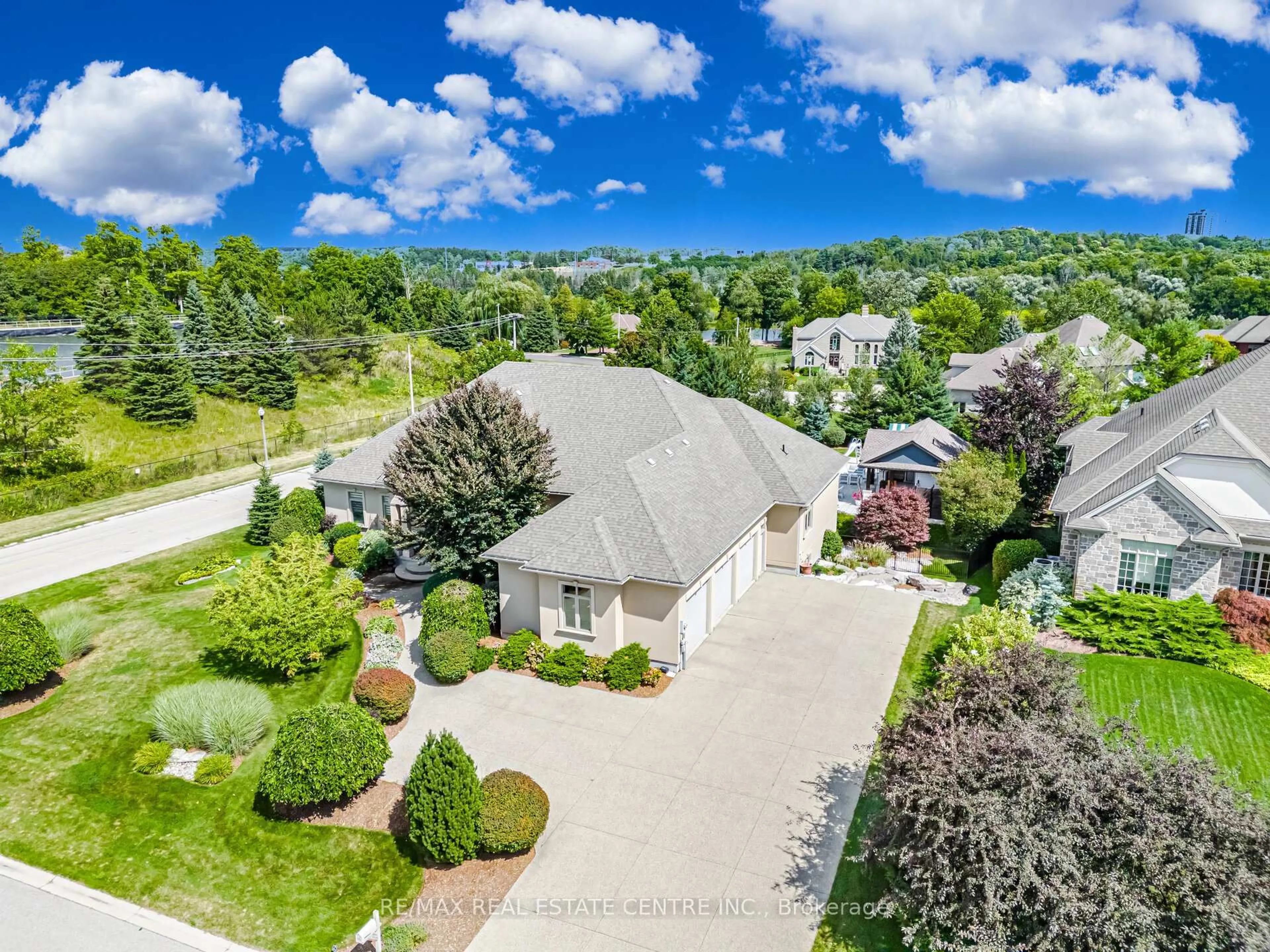 A pic from outside/outdoor area/front of a property/back of a property/a pic from drone, unknown for 86 Canters Clse, Kitchener Ontario N2C 2R3