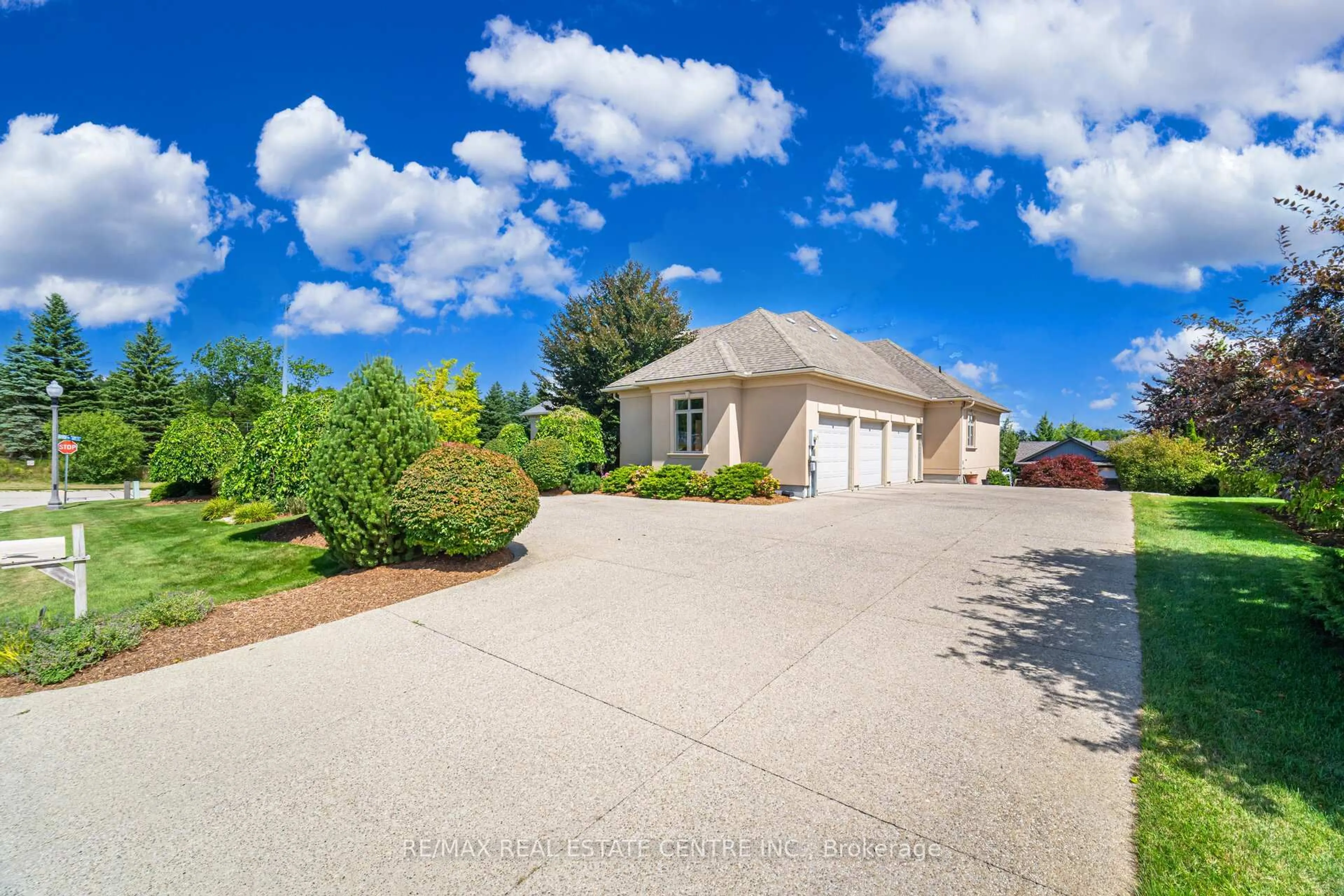 A pic from outside/outdoor area/front of a property/back of a property/a pic from drone, water/lake/river/ocean view for 86 Canters Clse, Kitchener Ontario N2C 2R3