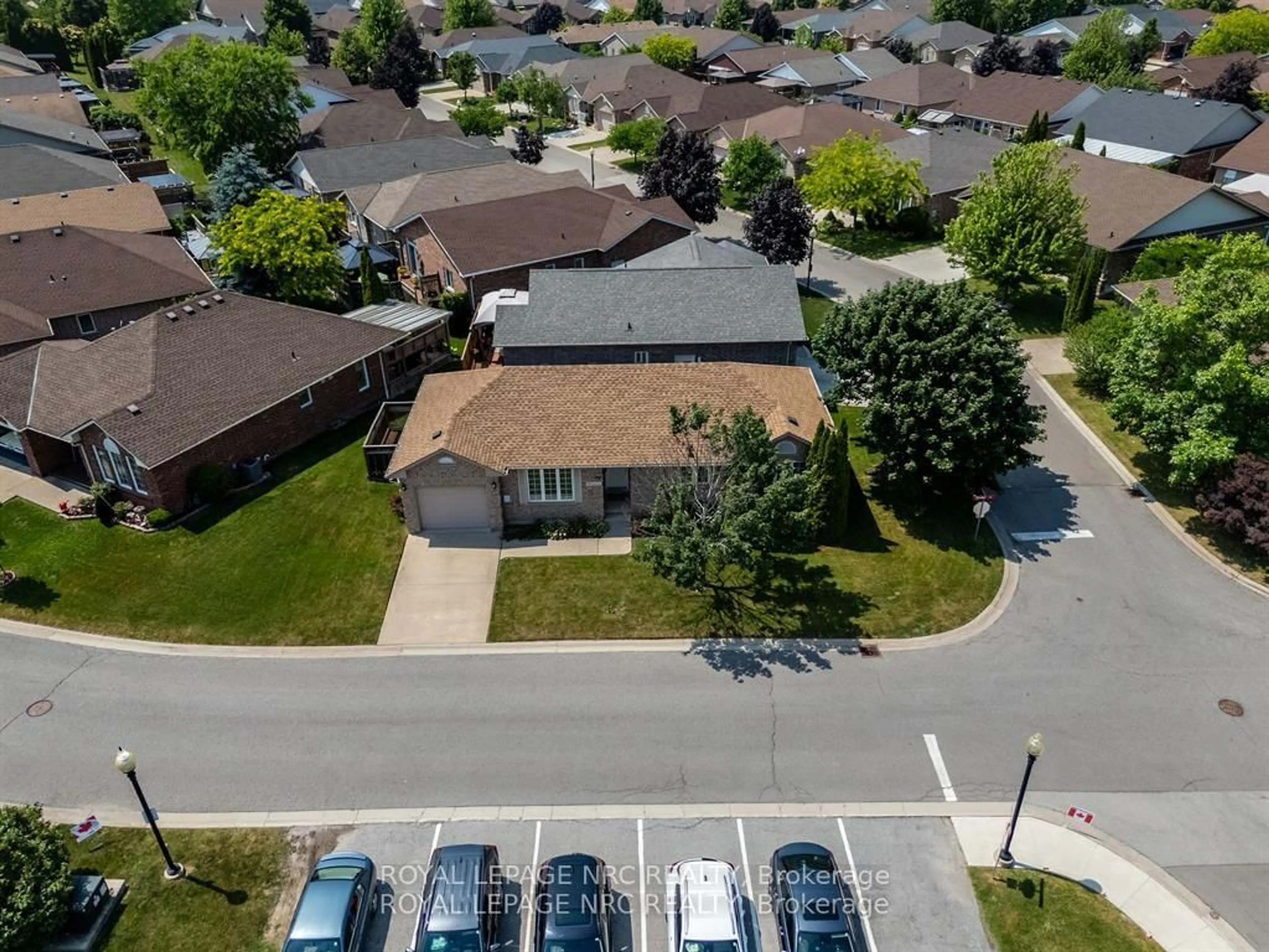 A pic from outside/outdoor area/front of a property/back of a property/a pic from drone, street for 3900 Rainbow Lane, Lincoln Ontario L0R 2C0