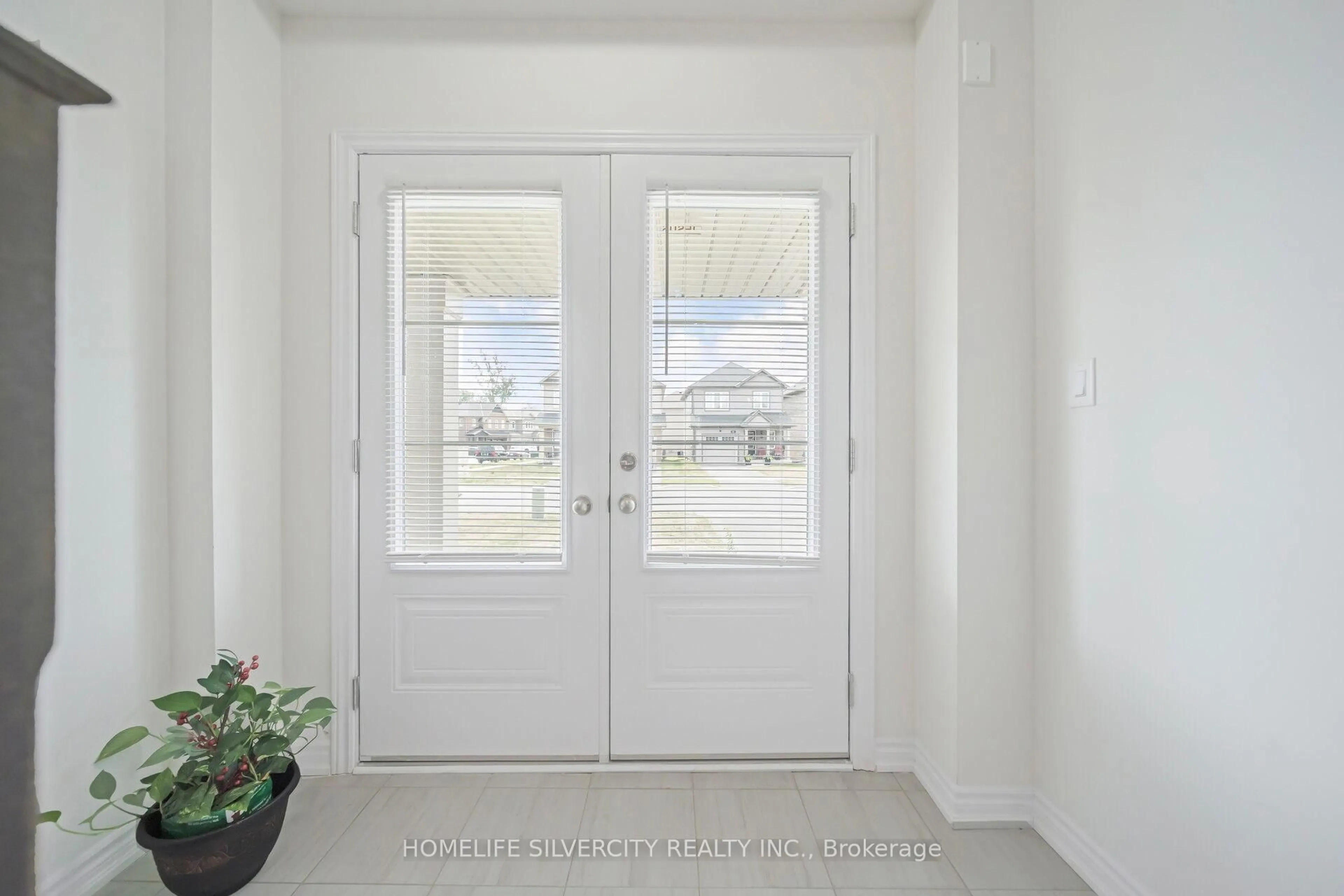 Indoor entryway for 44 Cottonwood Cres, Welland Ontario L3B 0J4