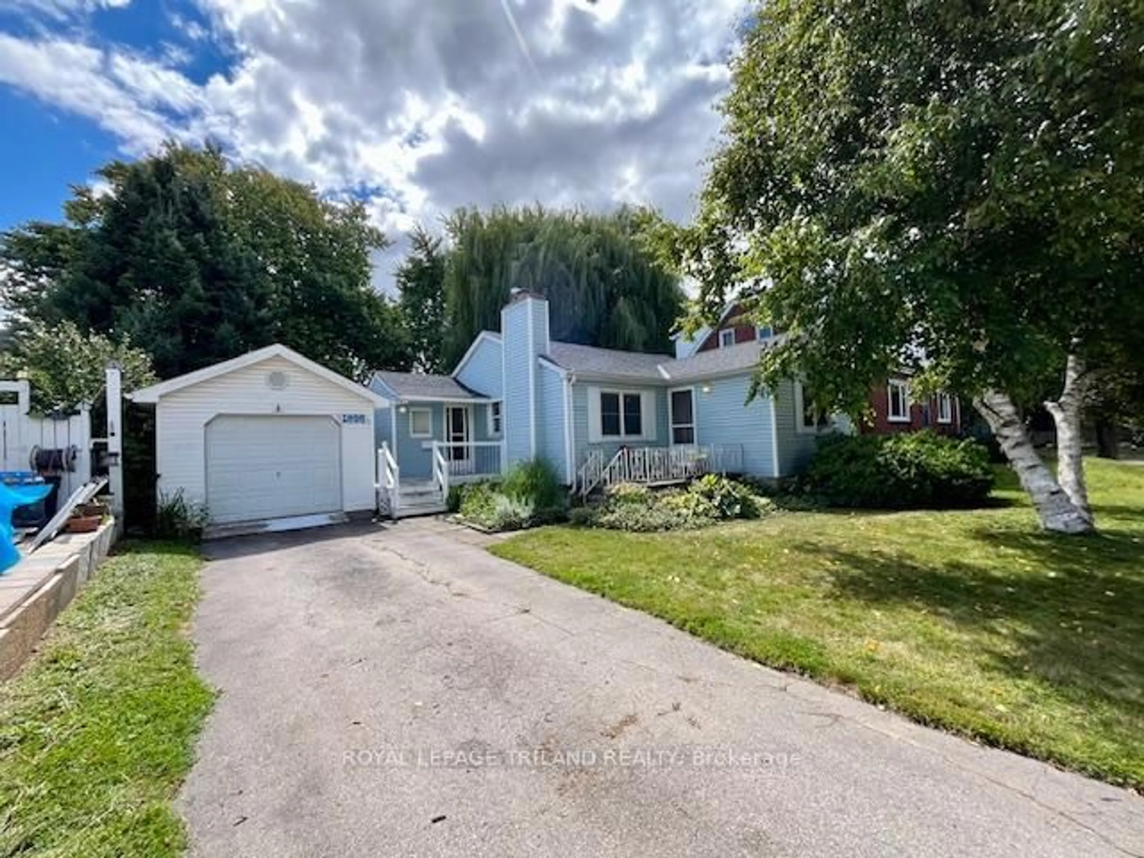A pic from outside/outdoor area/front of a property/back of a property/a pic from drone, street for 1895 Whitney St, London East Ontario N5W 2W6