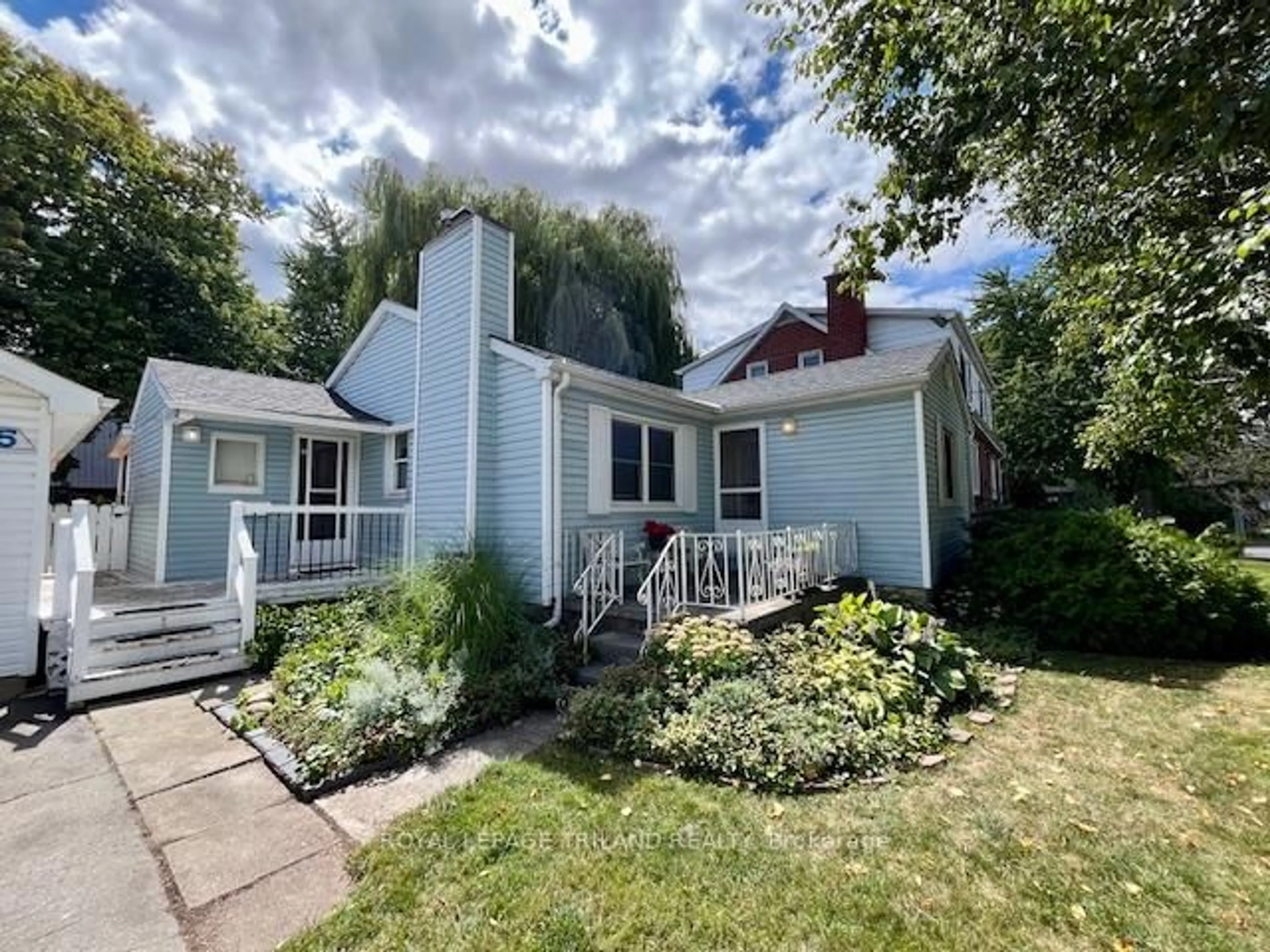 A pic from outside/outdoor area/front of a property/back of a property/a pic from drone, street for 1895 Whitney St, London East Ontario N5W 2W6