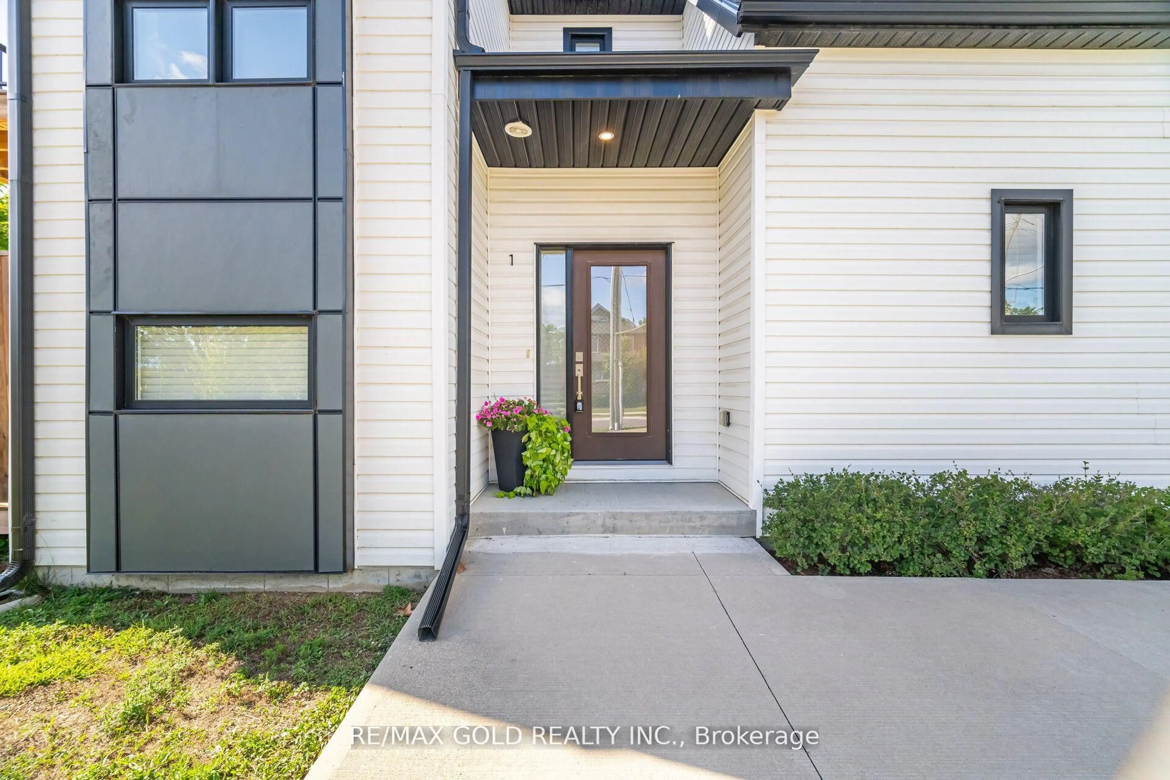 Indoor entryway for 110 Fergus Ave #1, Kitchener Ontario N2K 0K9