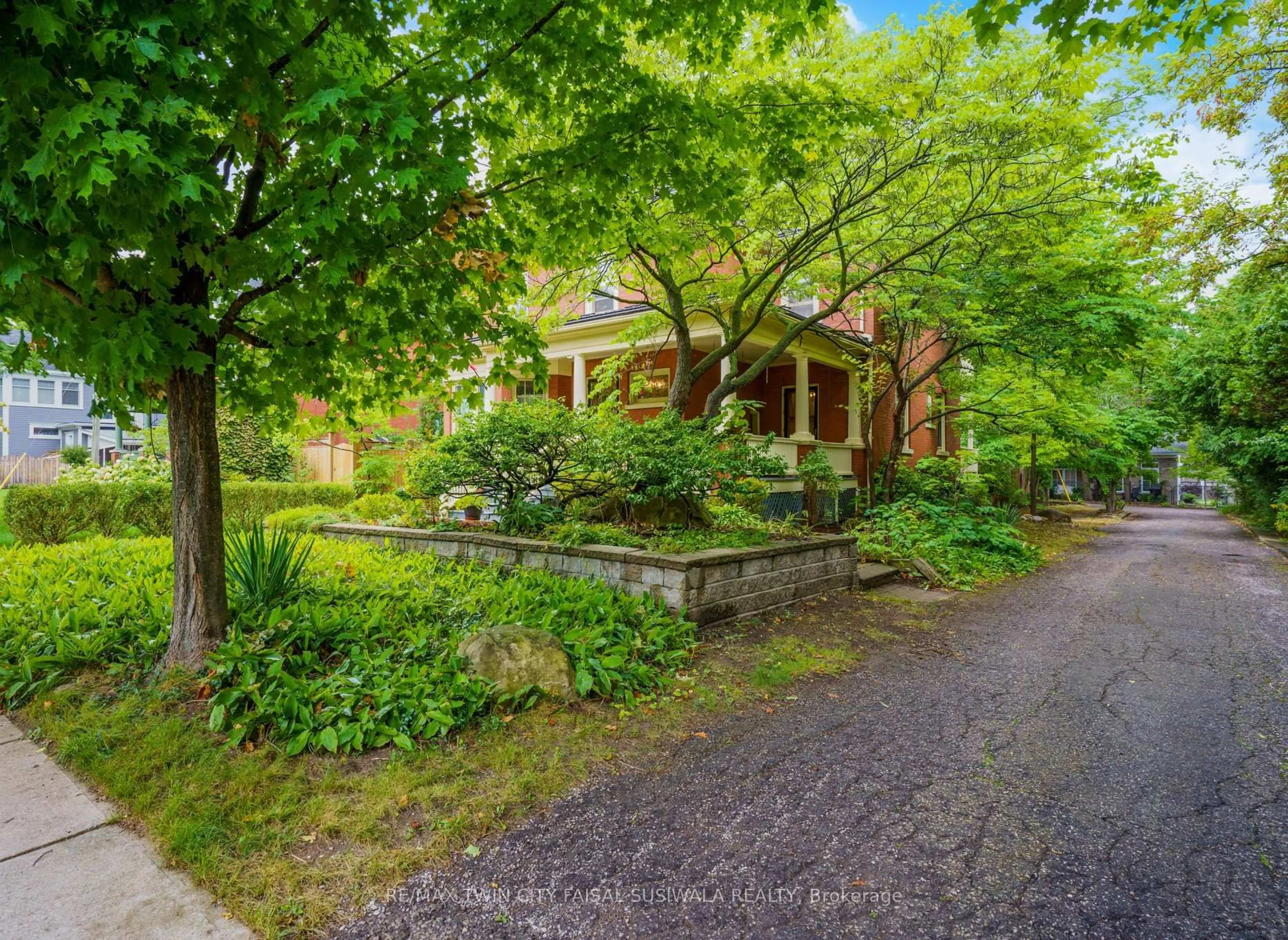 A pic from outside/outdoor area/front of a property/back of a property/a pic from drone, street for 36 Wentworth Ave, Cambridge Ontario N1S 1G6