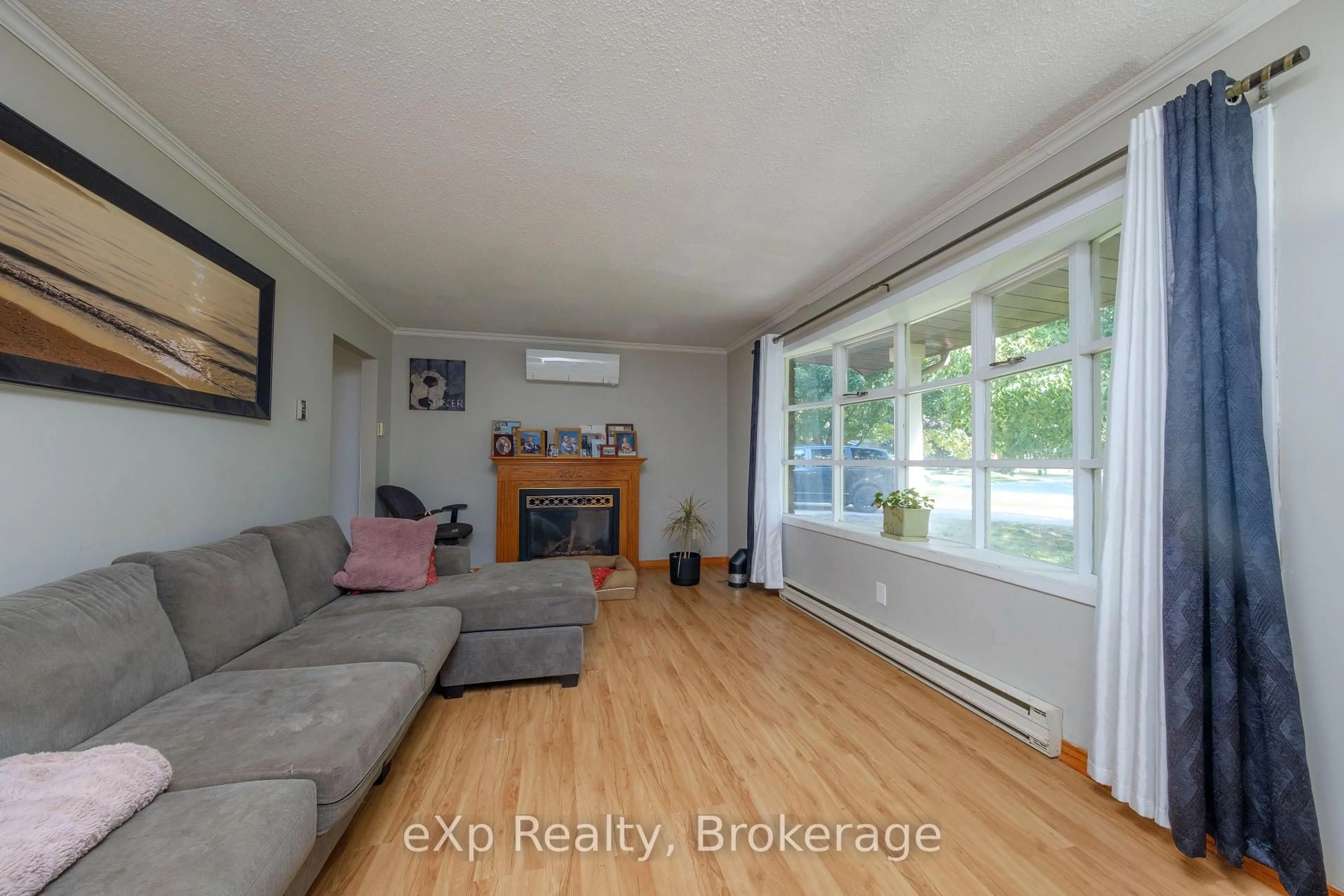 Living room with furniture, unknown for 440 Thede Dr, Saugeen Shores Ontario N0H 2C4