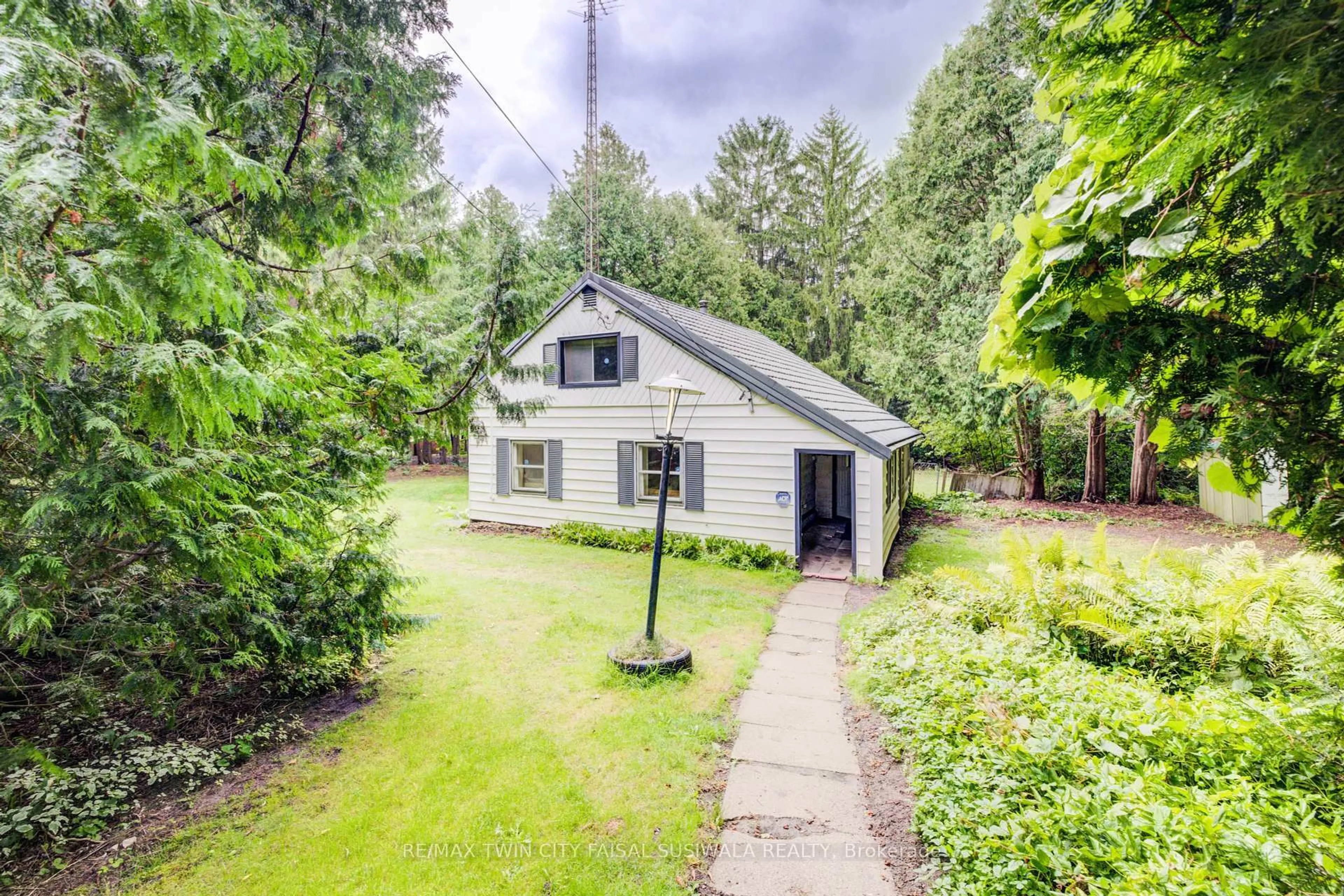 A pic from outside/outdoor area/front of a property/back of a property/a pic from drone, street for 377 River Rd, Cambridge Ontario N3C 2B8