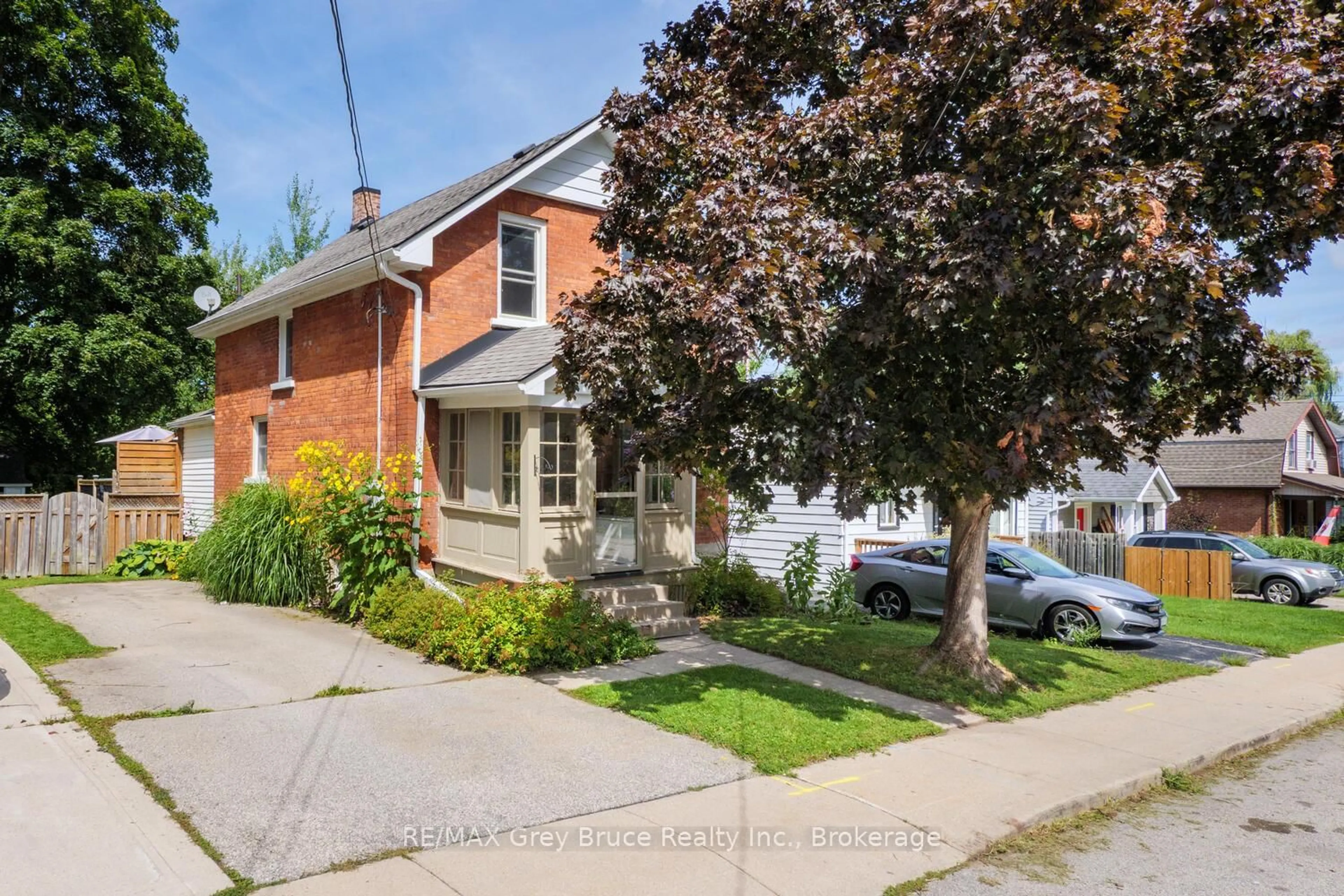 Home with brick exterior material, street for 564 13th A St, Owen Sound Ontario N4K 3X4