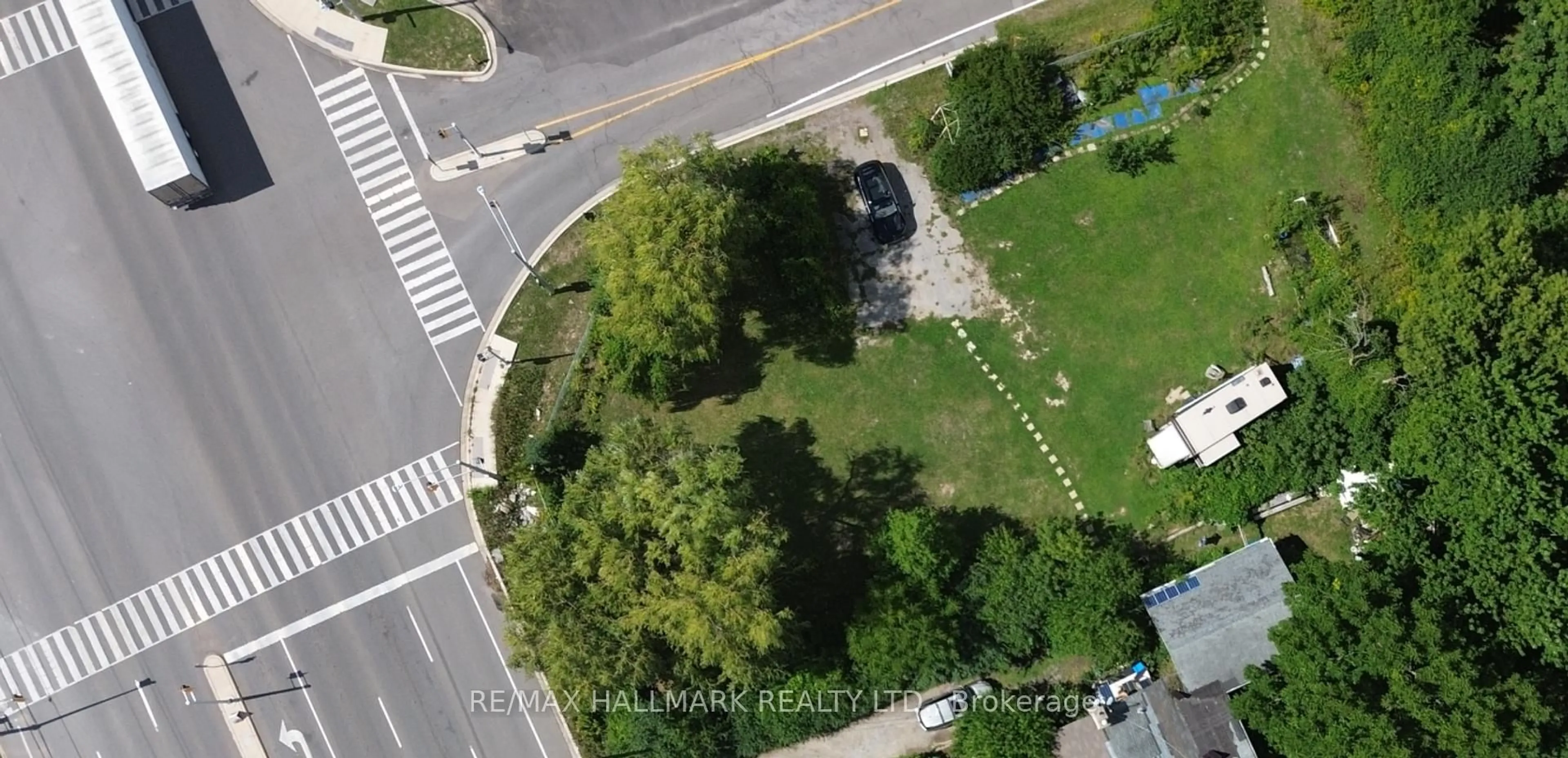 A pic from outside/outdoor area/front of a property/back of a property/a pic from drone, street for 559 Dundas St, Hamilton Ontario L0R 2H1