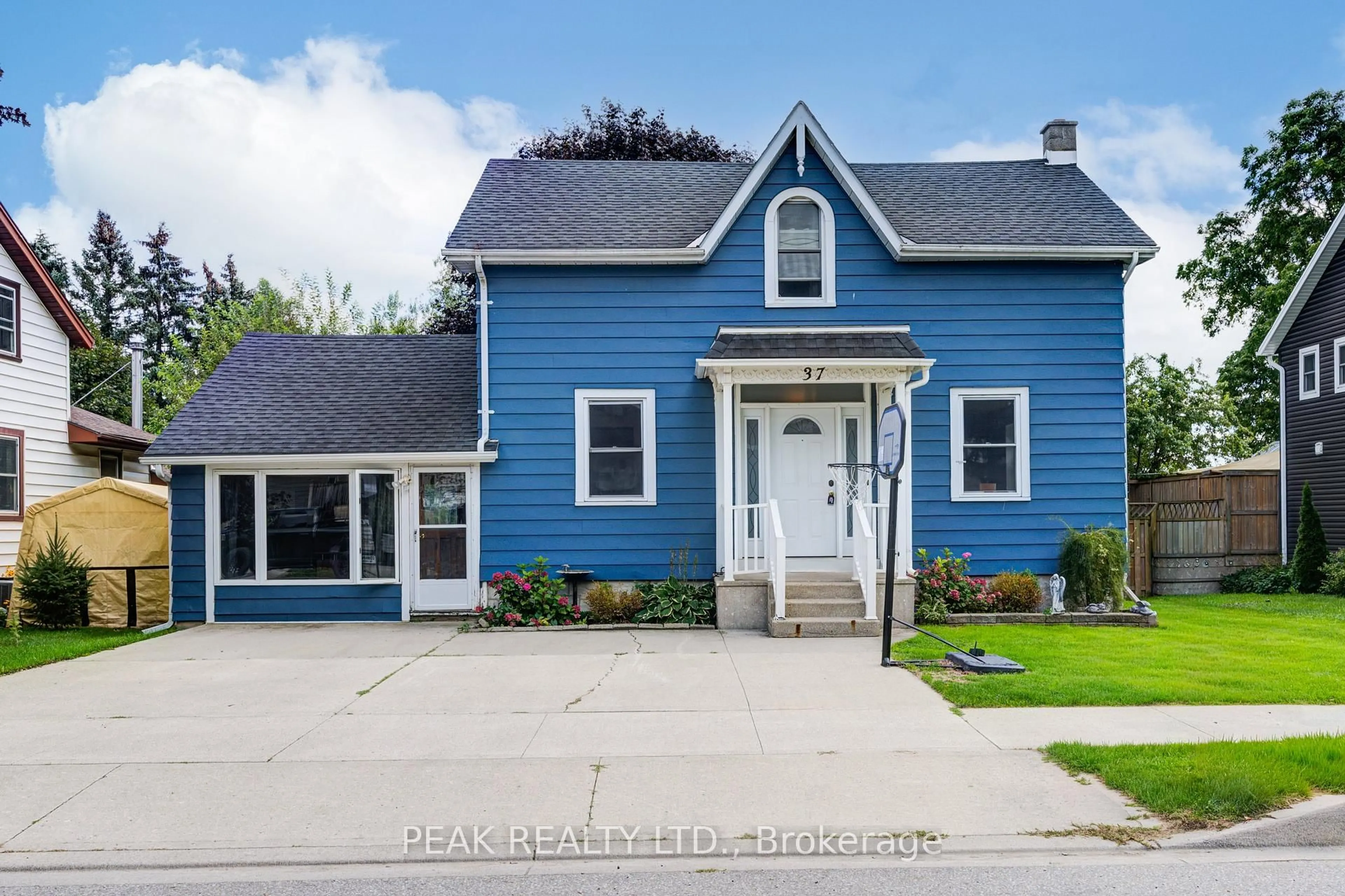 Home with vinyl exterior material, street for 37 Decew St, East Zorra-Tavistock Ontario N0B 2R0