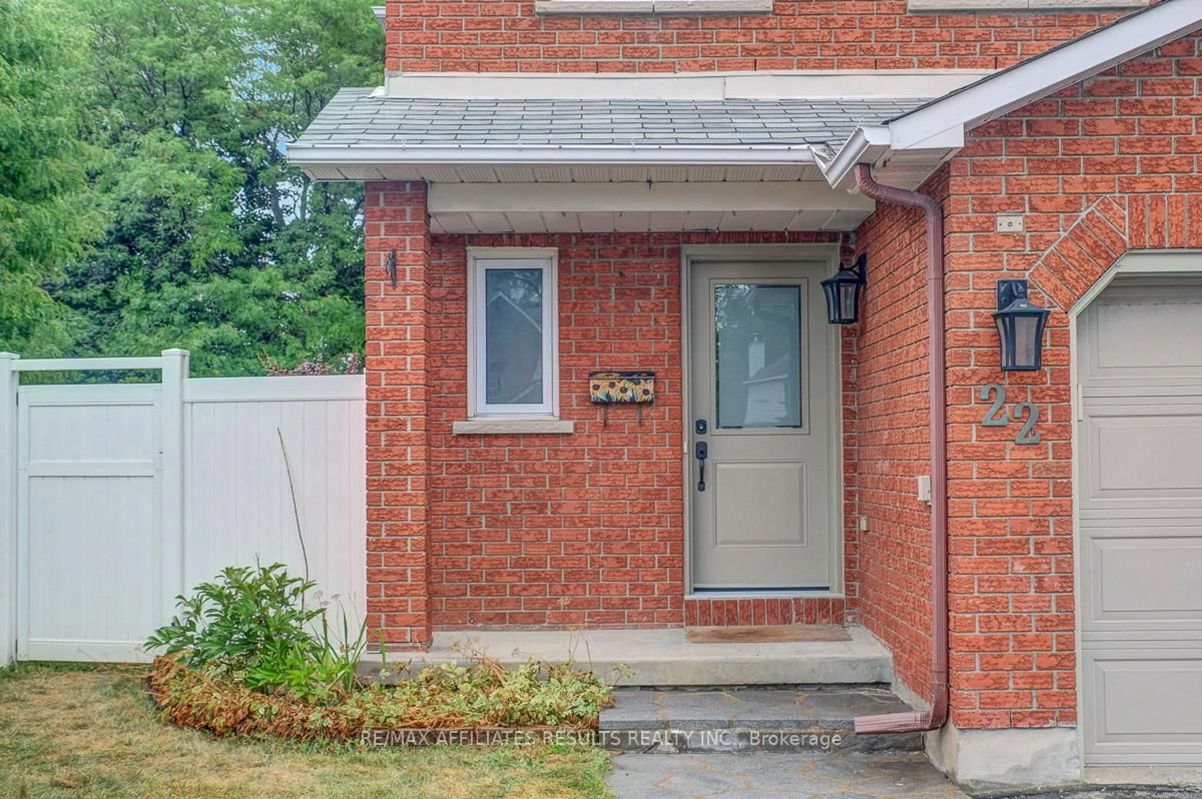 Home with brick exterior material, street for 22 Hendrie Crt, Kanata Ontario K2L 4A4