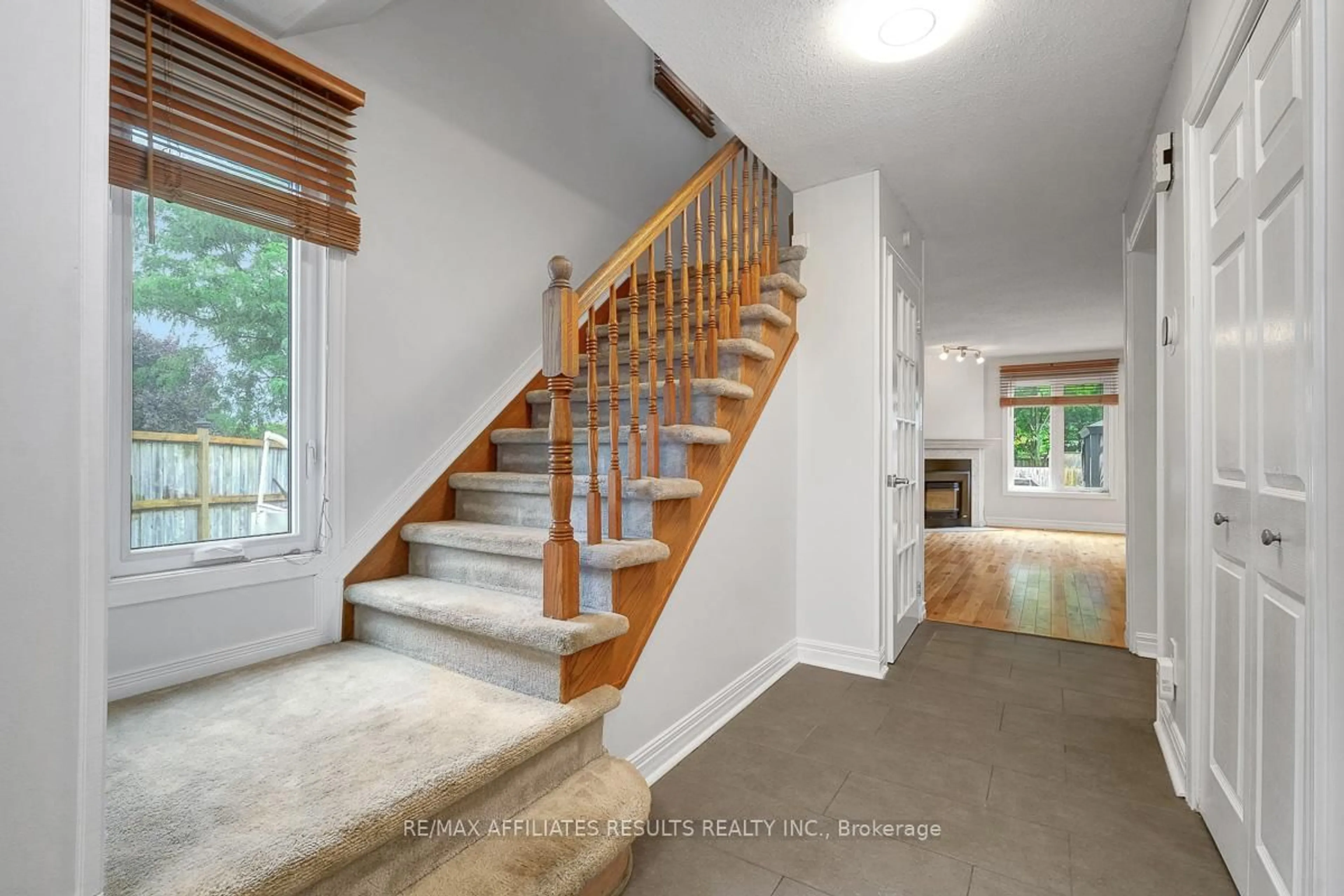 Indoor entryway for 22 Hendrie Crt, Kanata Ontario K2L 4A4