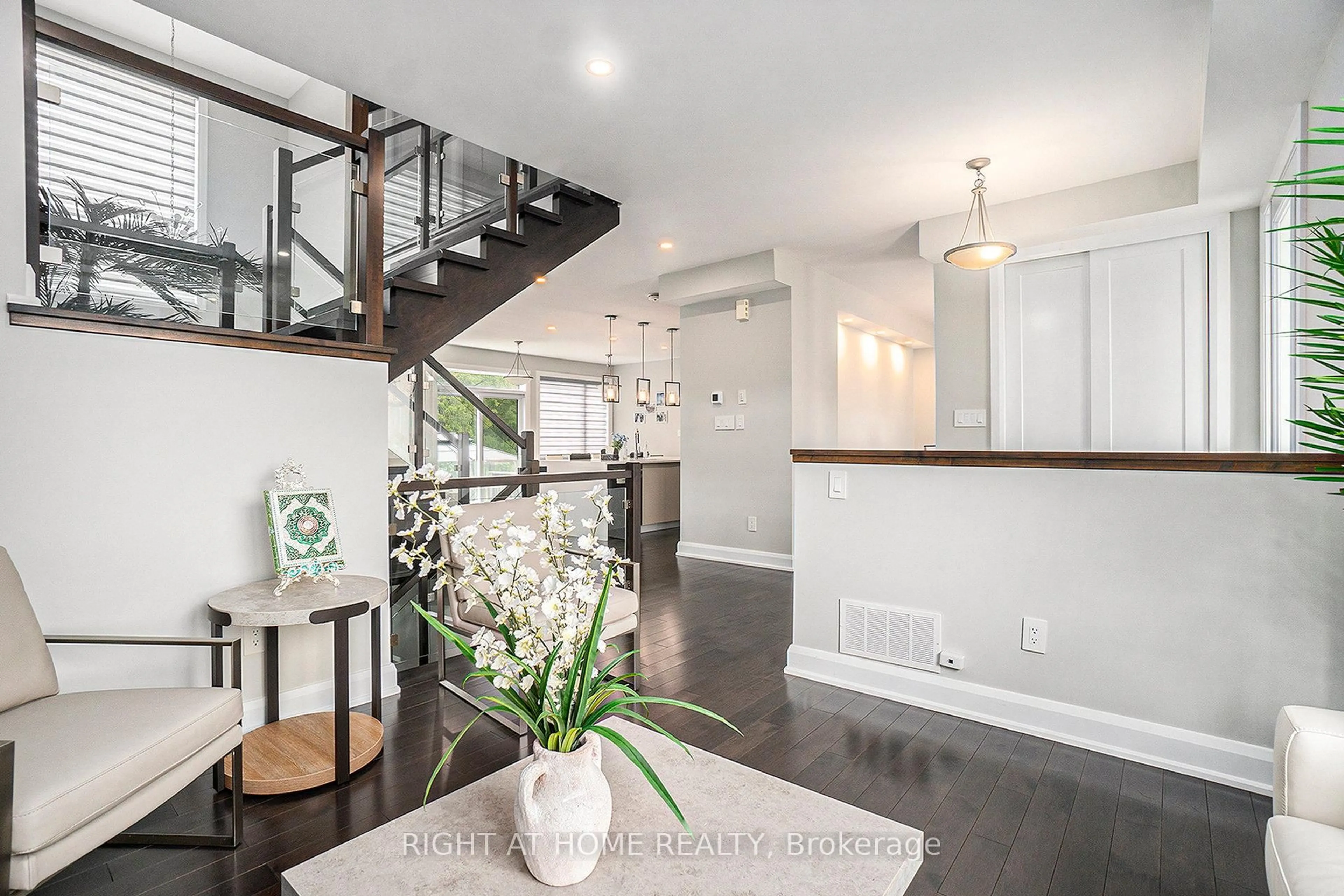 Indoor entryway for 17 Rideau Heights Dr, Ottawa Ontario K2E 7A7