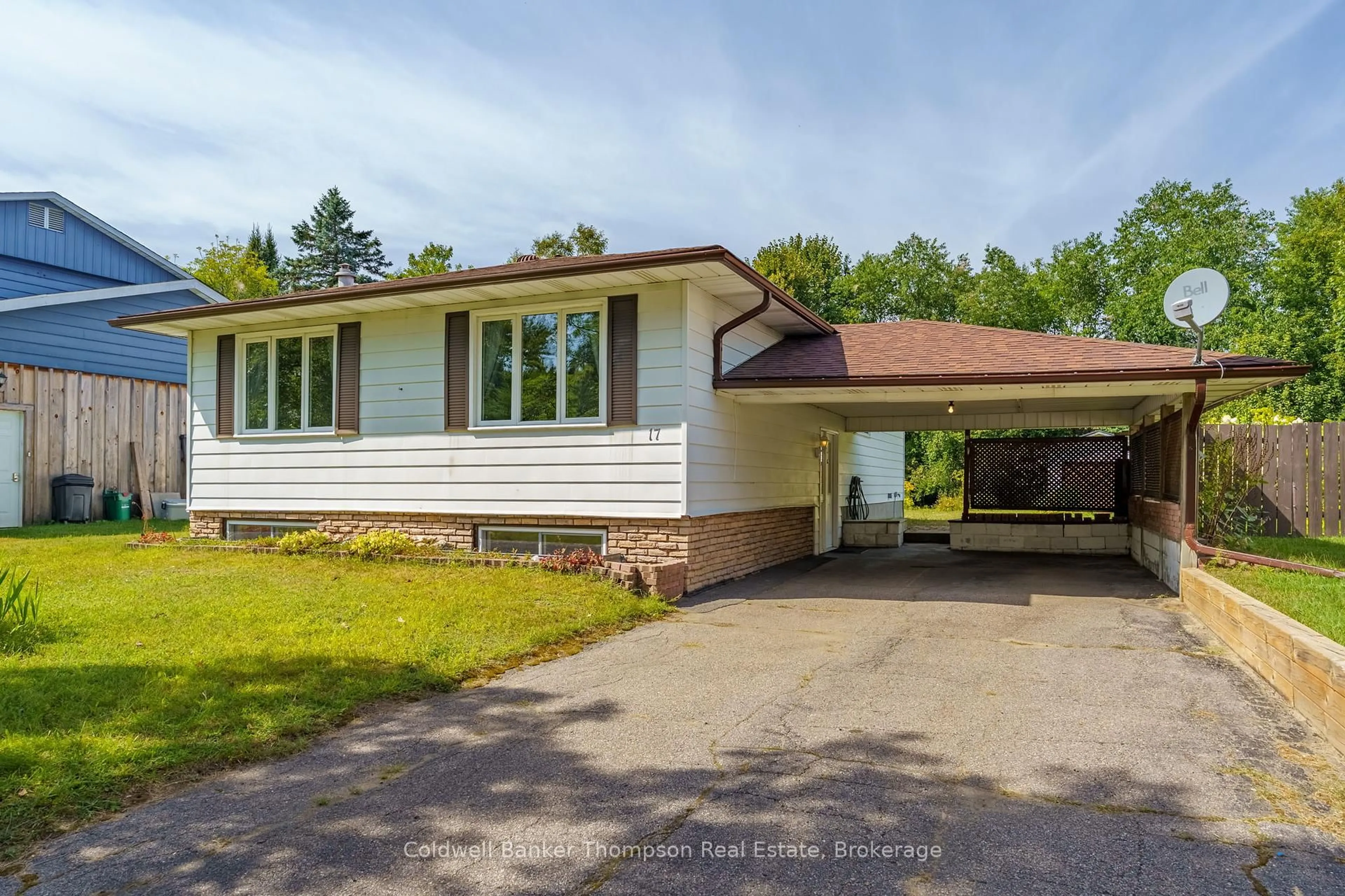 A pic from outside/outdoor area/front of a property/back of a property/a pic from drone, street for 17 Andrea Dr, Bracebridge Ontario P1L 1C5