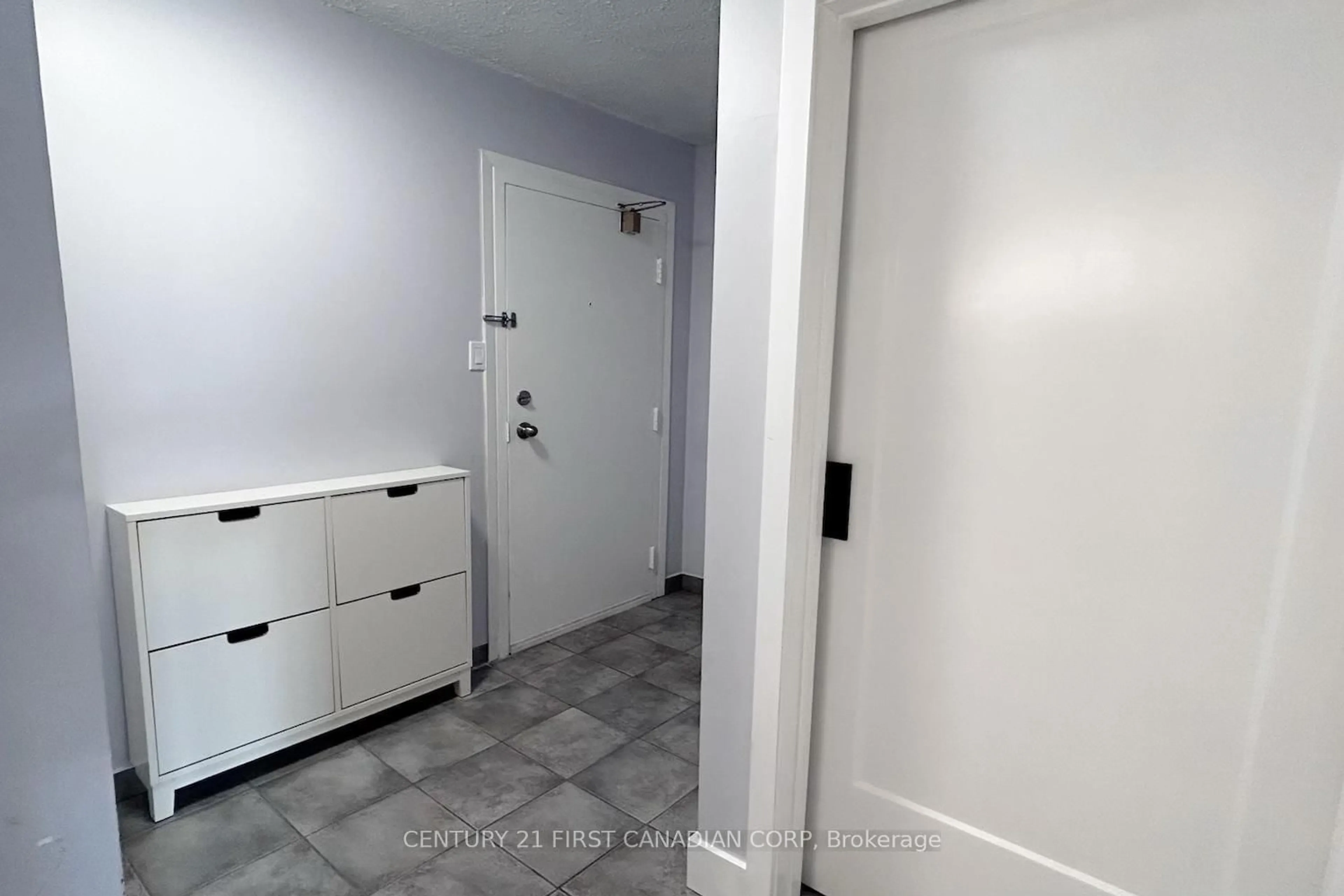 Indoor entryway for 1096 JALNA Blvd #119, London South Ontario N6E 3B8