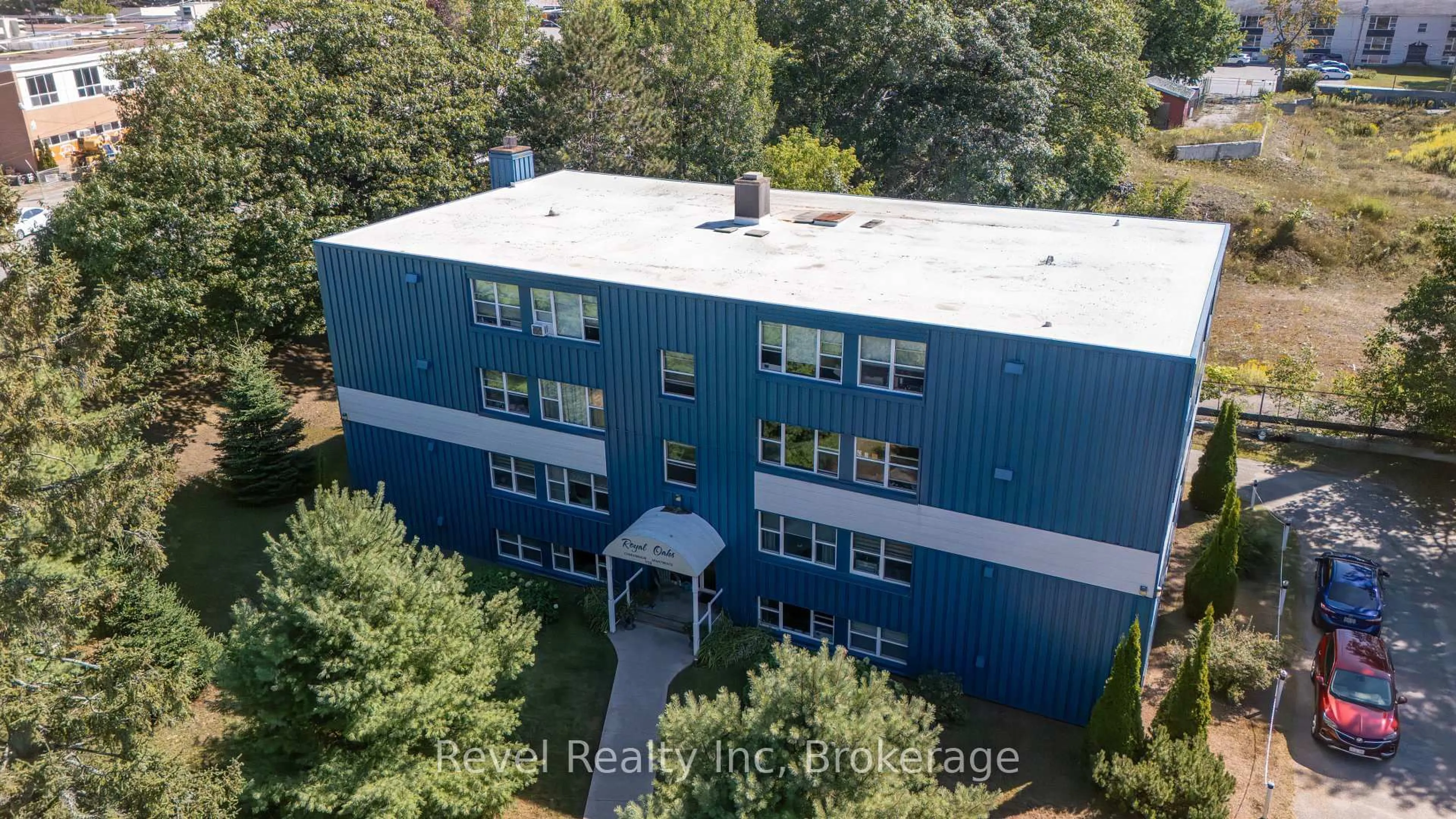 A pic from outside/outdoor area/front of a property/back of a property/a pic from drone, building for 118 Isabella St #11, Parry Sound Ontario P2A 1N1