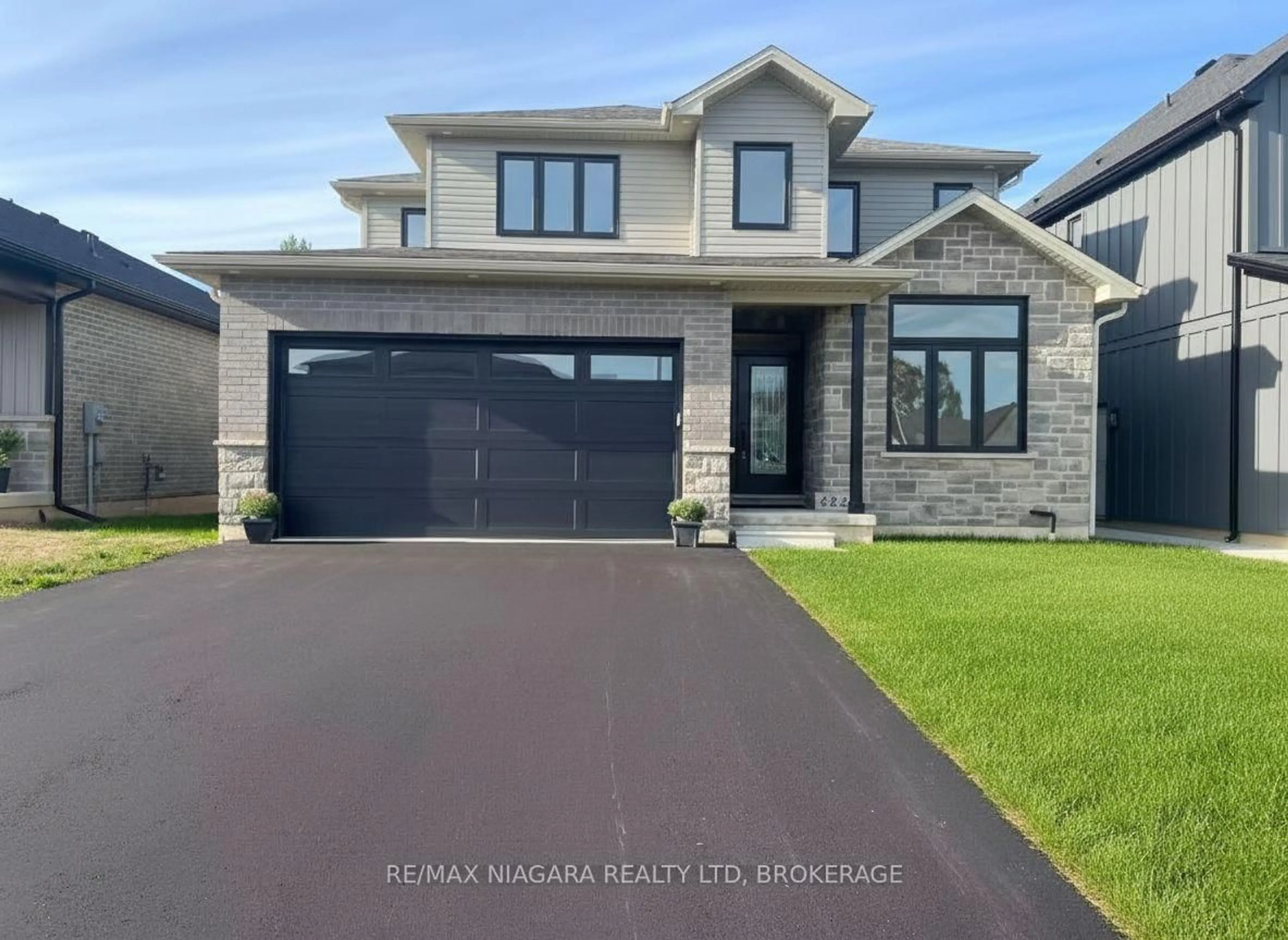 Home with vinyl exterior material, street for 4229 Manson Lane, Lincoln Ontario L0R 1G0