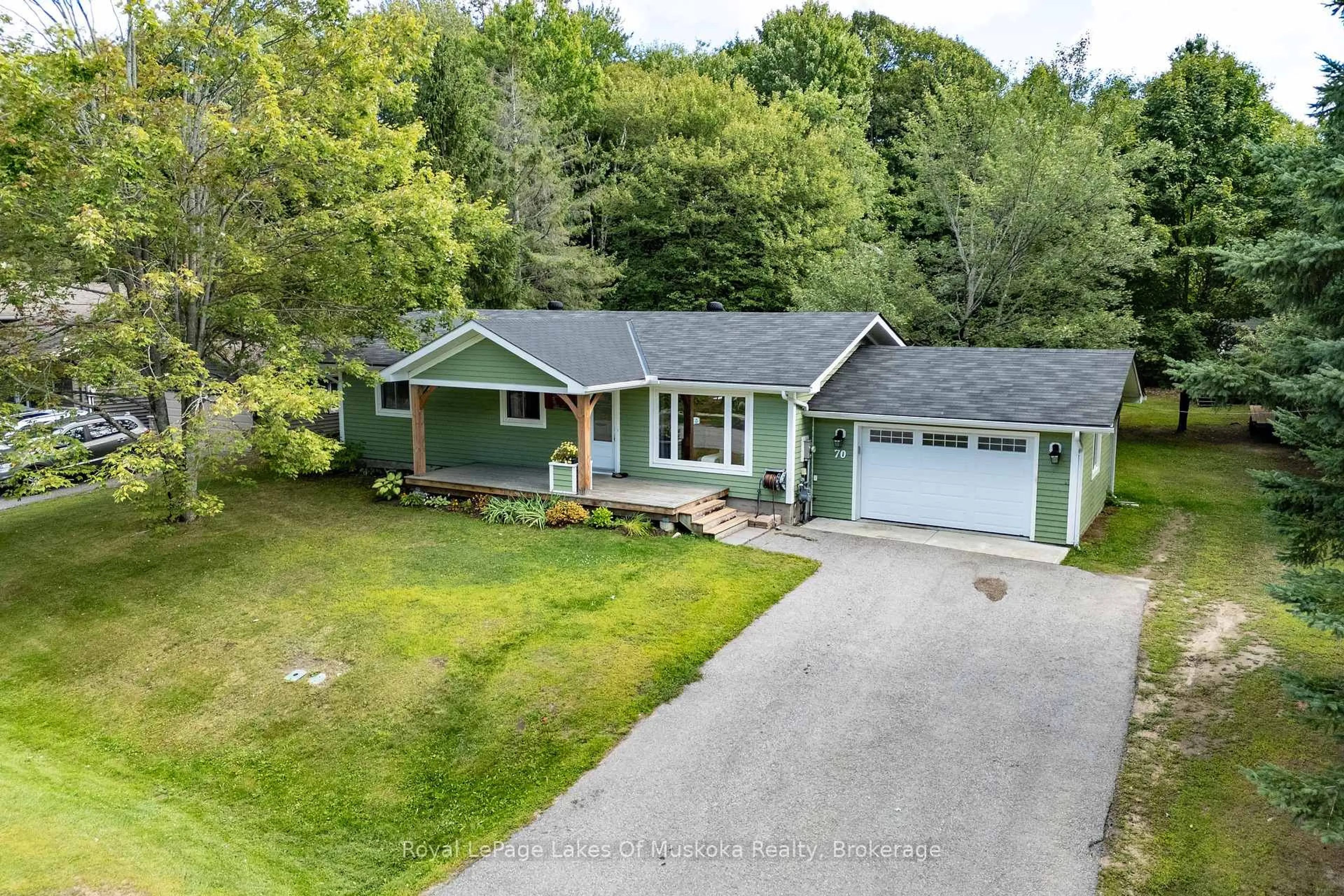 A pic from outside/outdoor area/front of a property/back of a property/a pic from drone, street for 70 Meadow Heights Dr, Bracebridge Ontario P1L 1A3