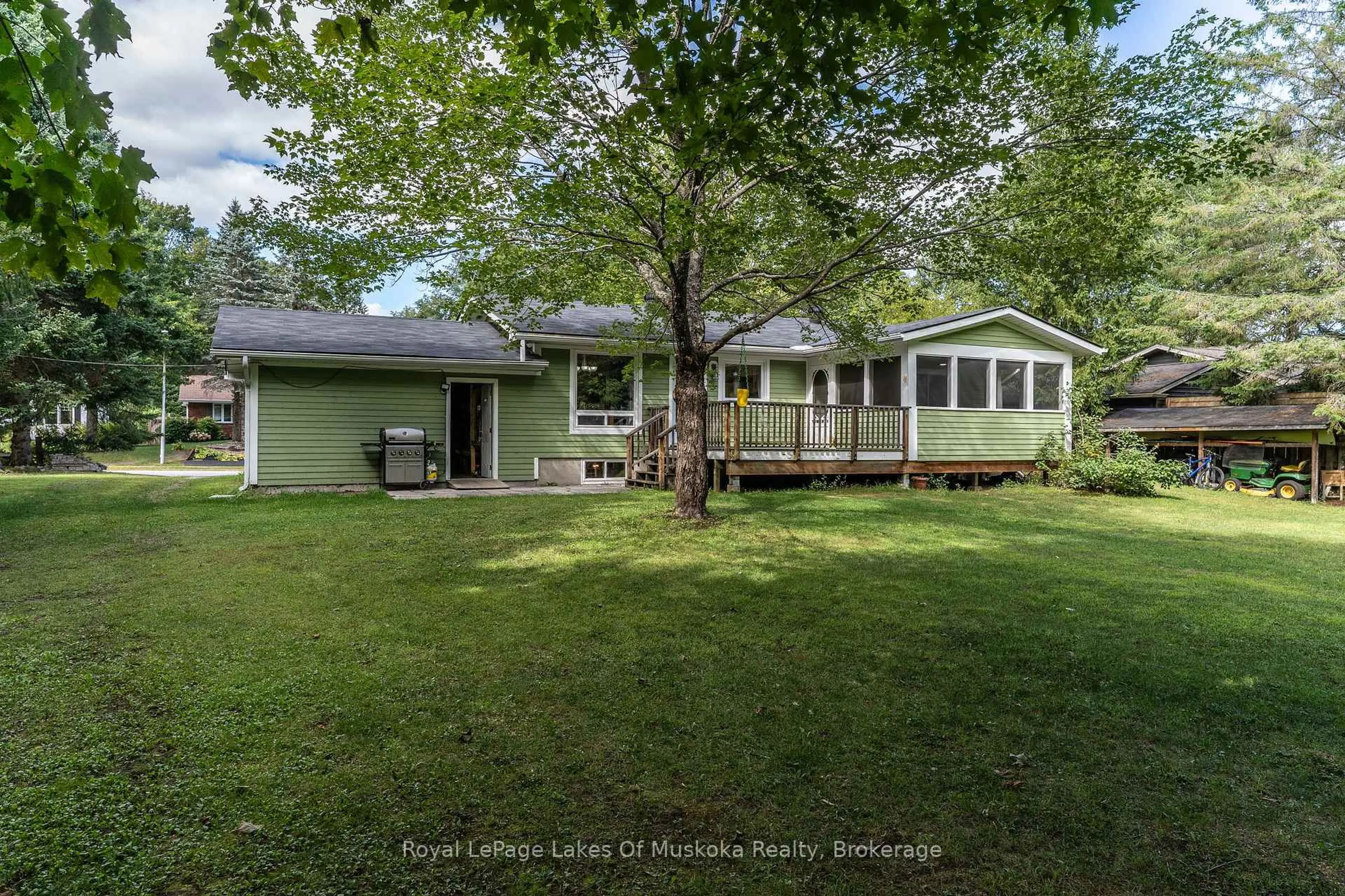 A pic from outside/outdoor area/front of a property/back of a property/a pic from drone, unknown for 70 Meadow Heights Dr, Bracebridge Ontario P1L 1A3