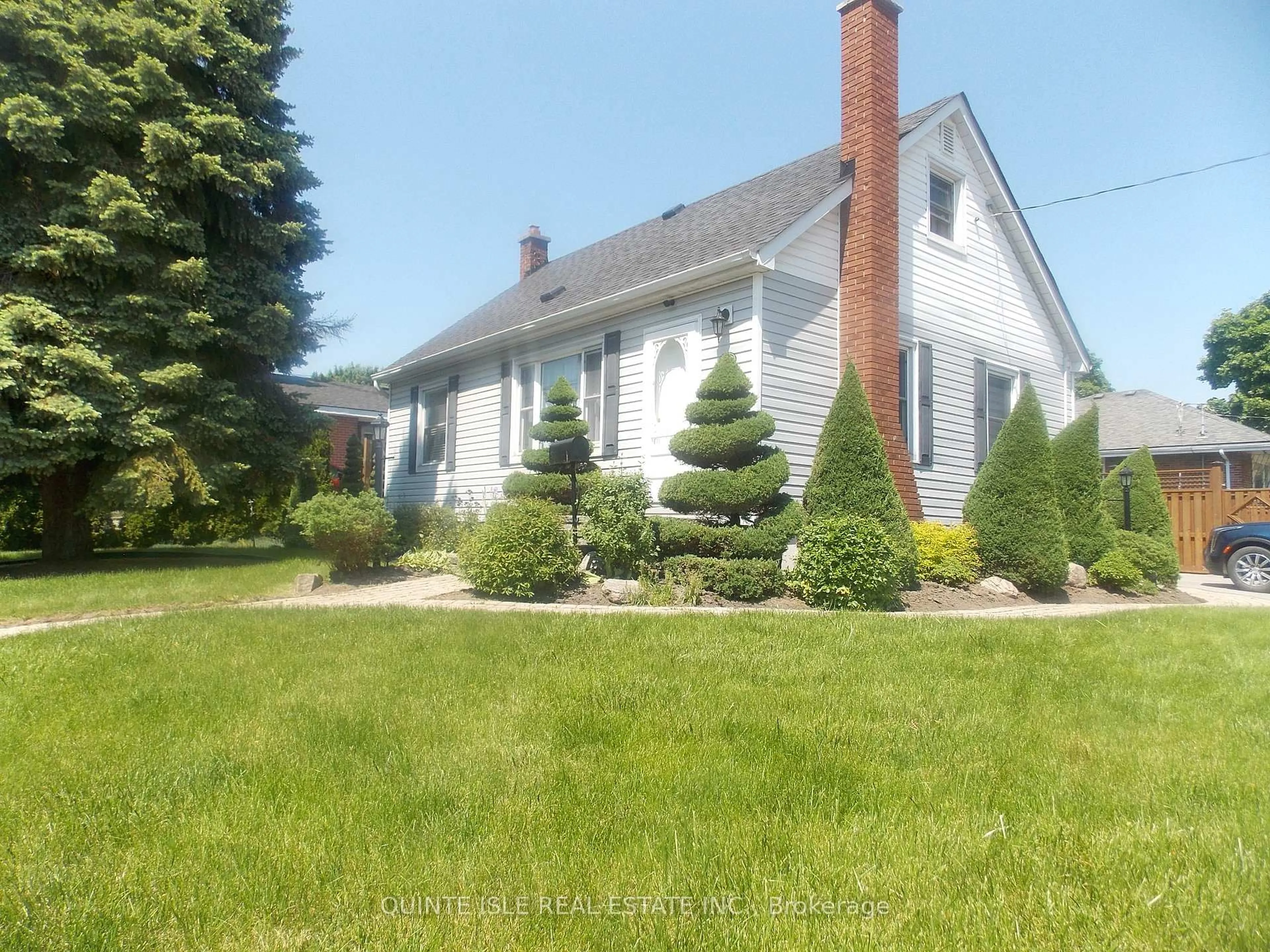 A pic from outside/outdoor area/front of a property/back of a property/a pic from drone, street for 70 Donald St, Belleville Ontario K8P 2J3