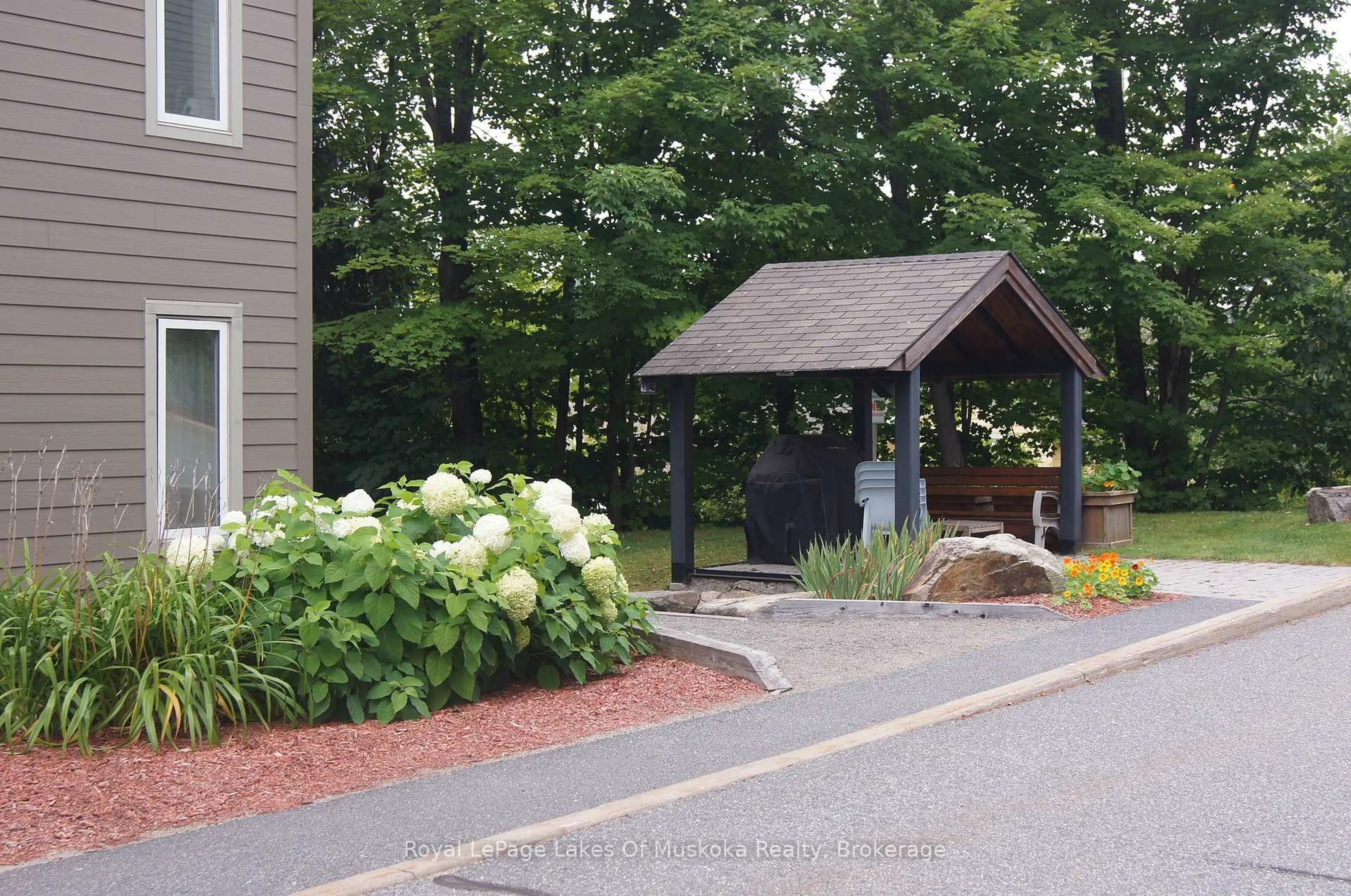 Indoor foyer for 24 Dairy Lane #301, Huntsville Ontario P1H 0A4