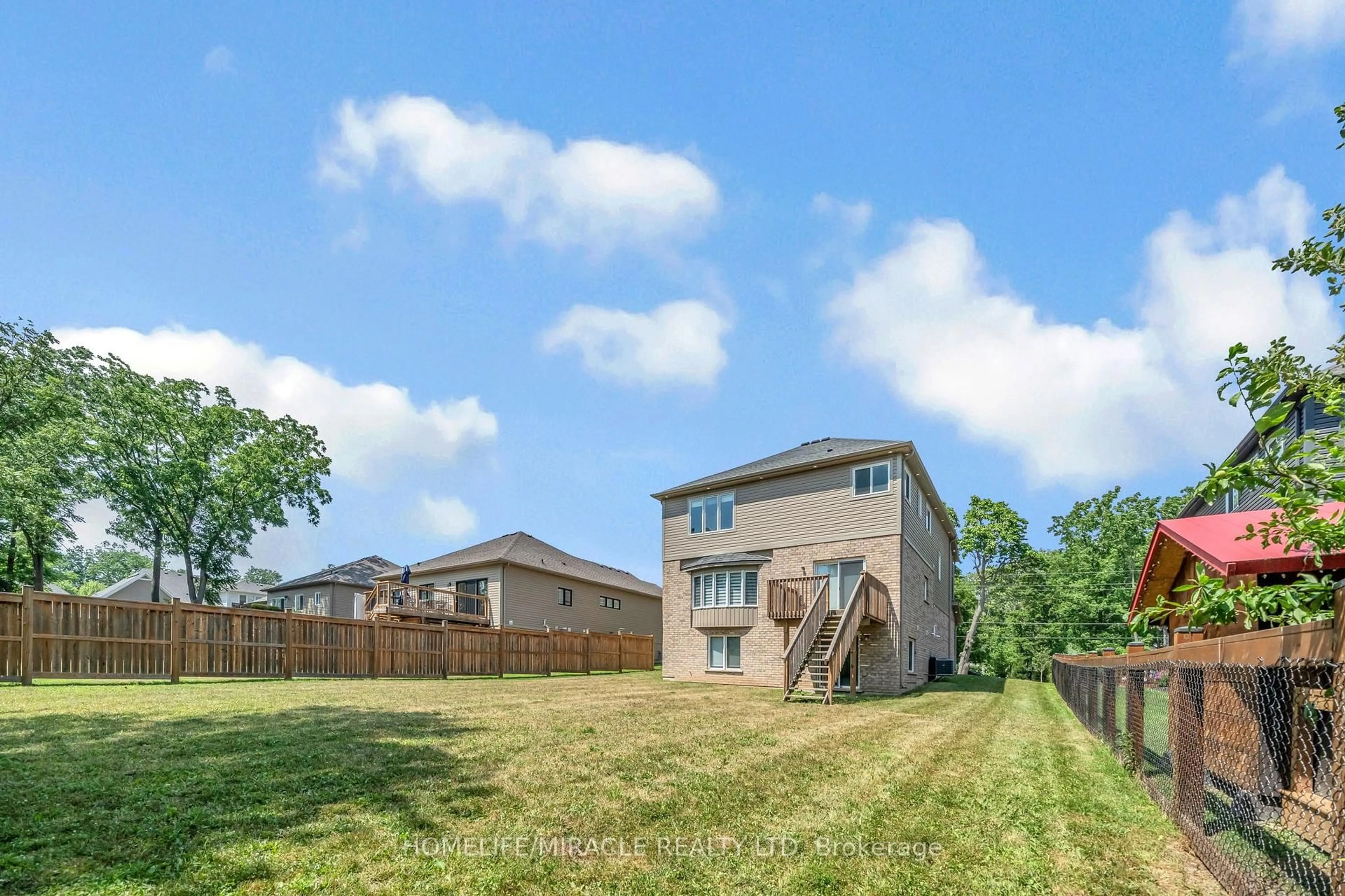 A pic from outside/outdoor area/front of a property/back of a property/a pic from drone, unknown for 3547 Dominion Rd, Fort Erie Ontario L0S 1N0