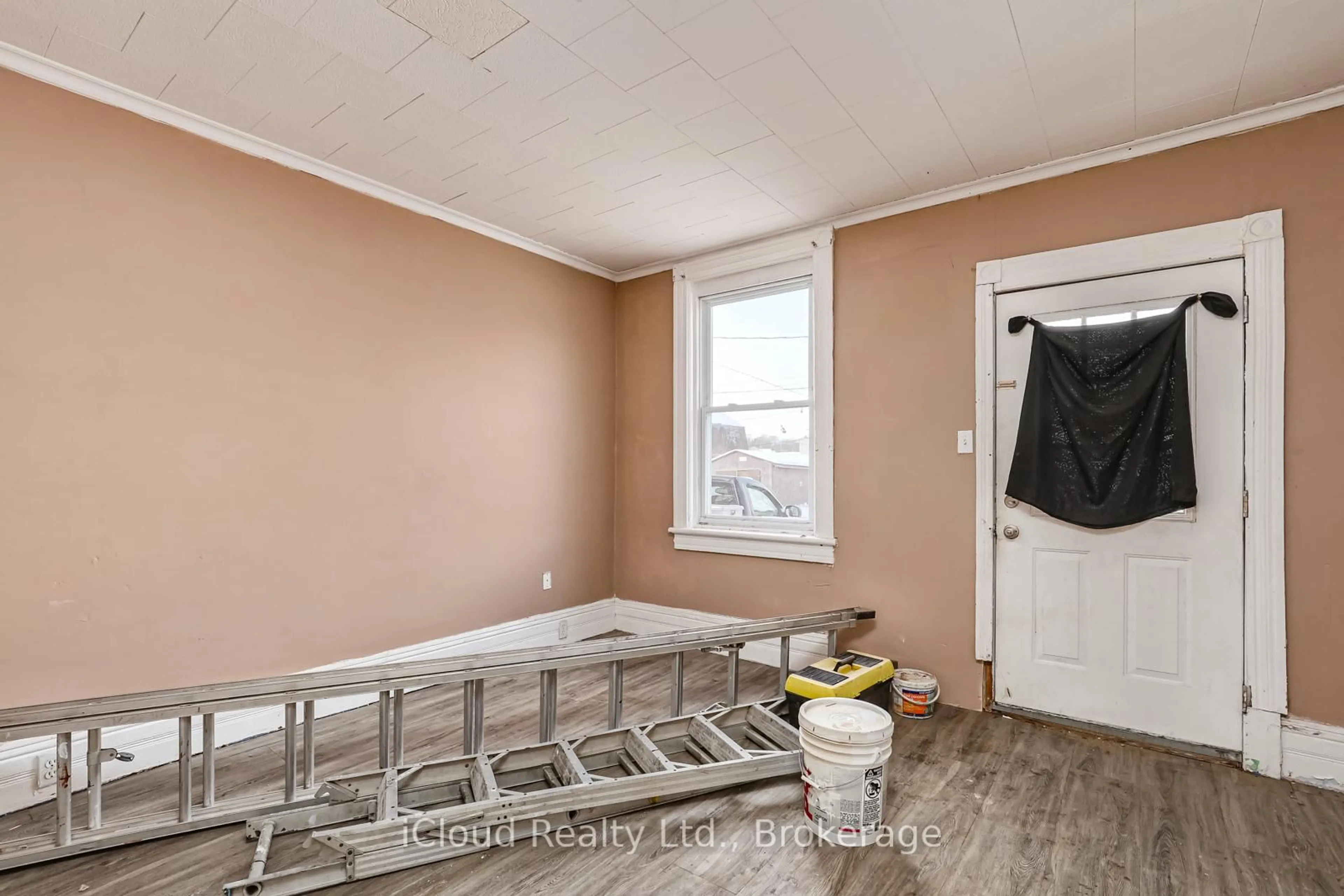 A pic of a room for 1083 3rd A Ave, Owen Sound Ontario N4K 2L1