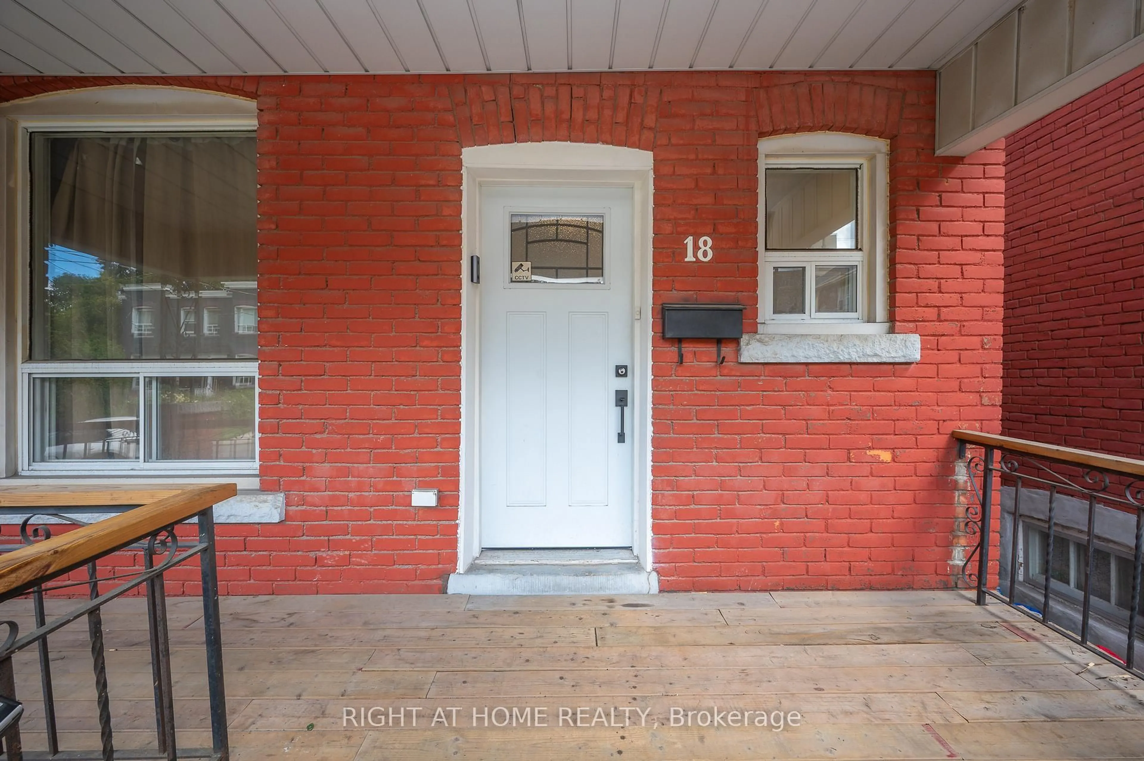 Indoor entryway for 18 Huntley St, Hamilton Ontario L8L 5X7