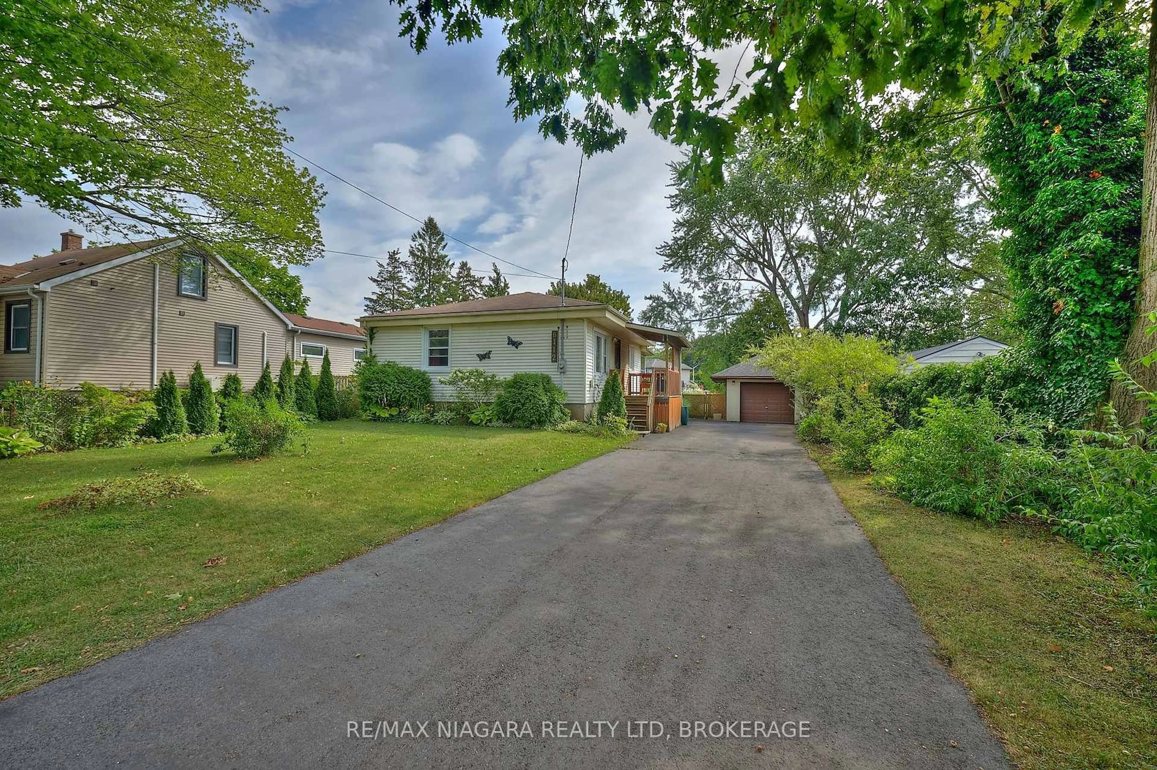 A pic from outside/outdoor area/front of a property/back of a property/a pic from drone, street for 6112 Montrose Rd, Niagara Falls Ontario L2H 1L2