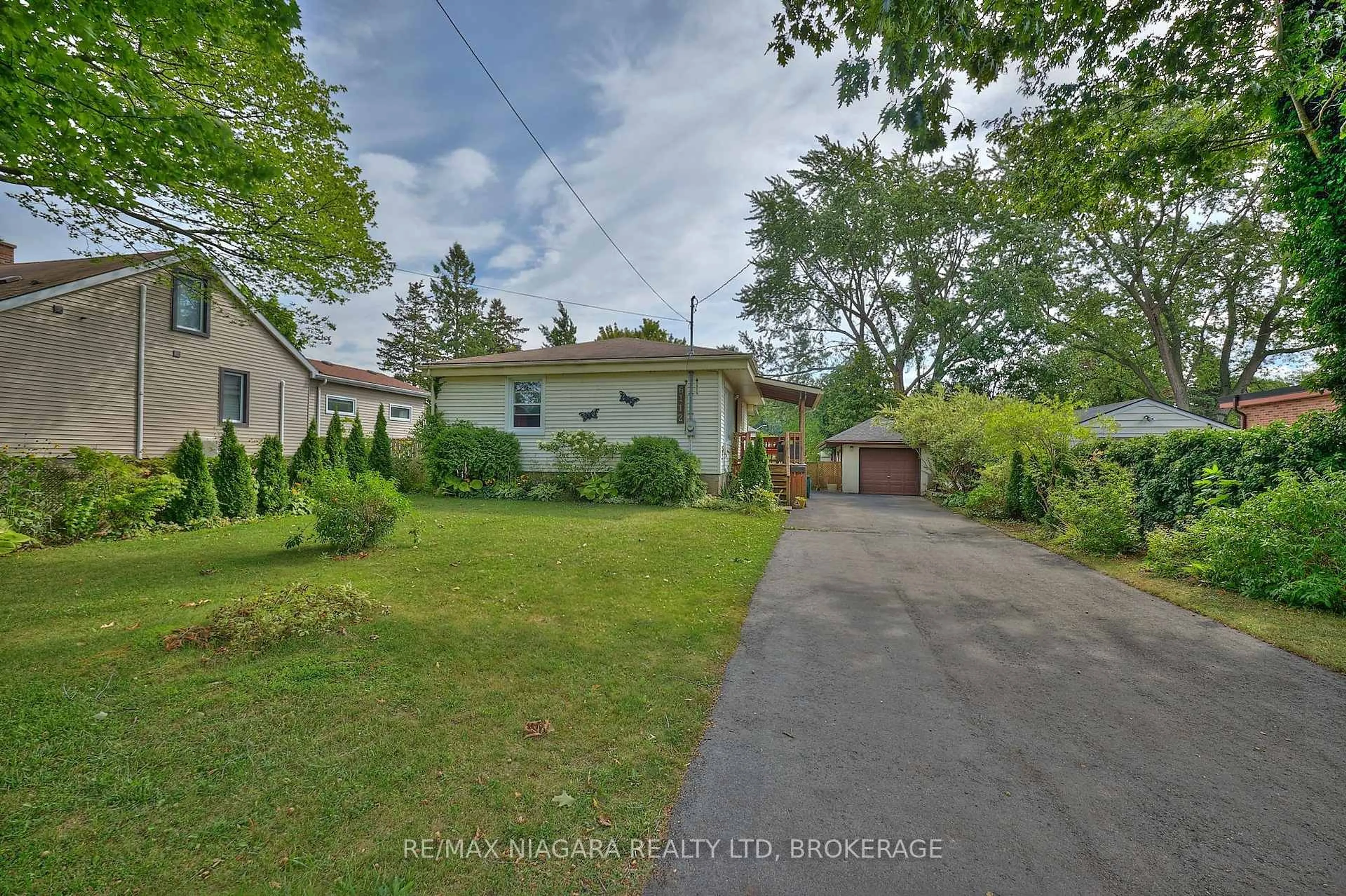 A pic from outside/outdoor area/front of a property/back of a property/a pic from drone, street for 6112 Montrose Rd, Niagara Falls Ontario L2H 1L2