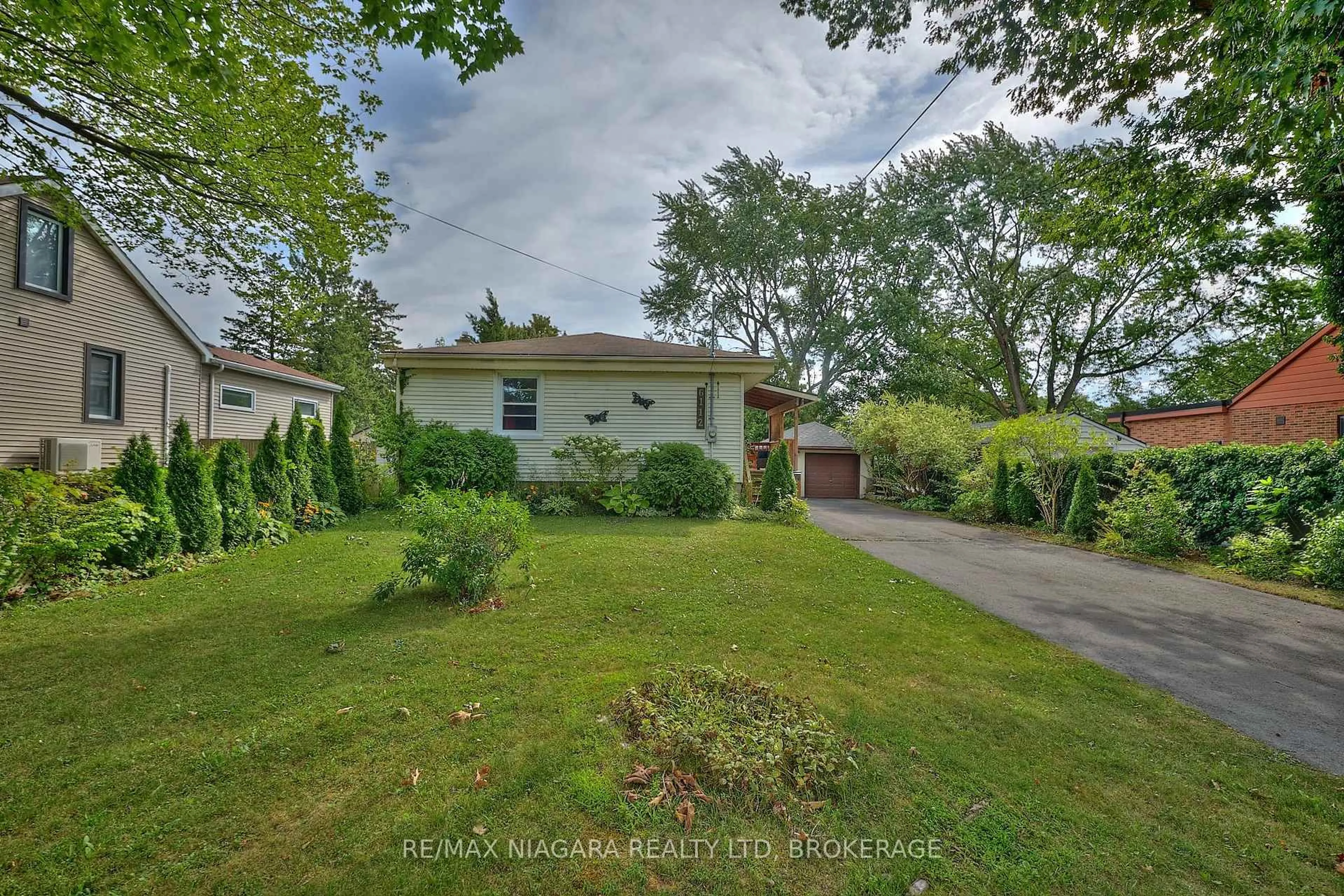 A pic from outside/outdoor area/front of a property/back of a property/a pic from drone, street for 6112 Montrose Rd, Niagara Falls Ontario L2H 1L2